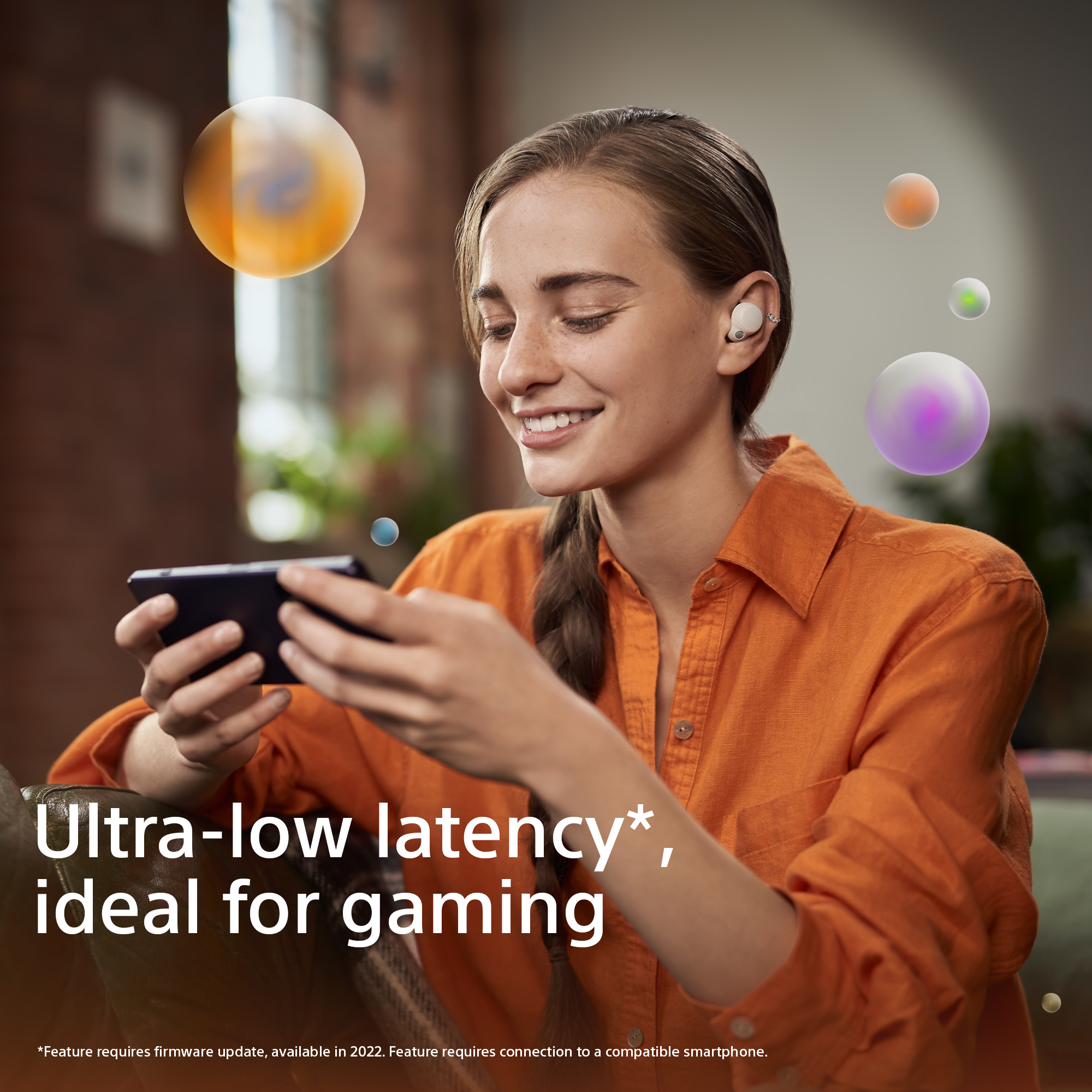 Eine Frau mit Ohrhörern hält ein Smartphone. Schwebende Kugeln sind um sie herum. Der Text lautet 'Ultra-Low-Latency'.