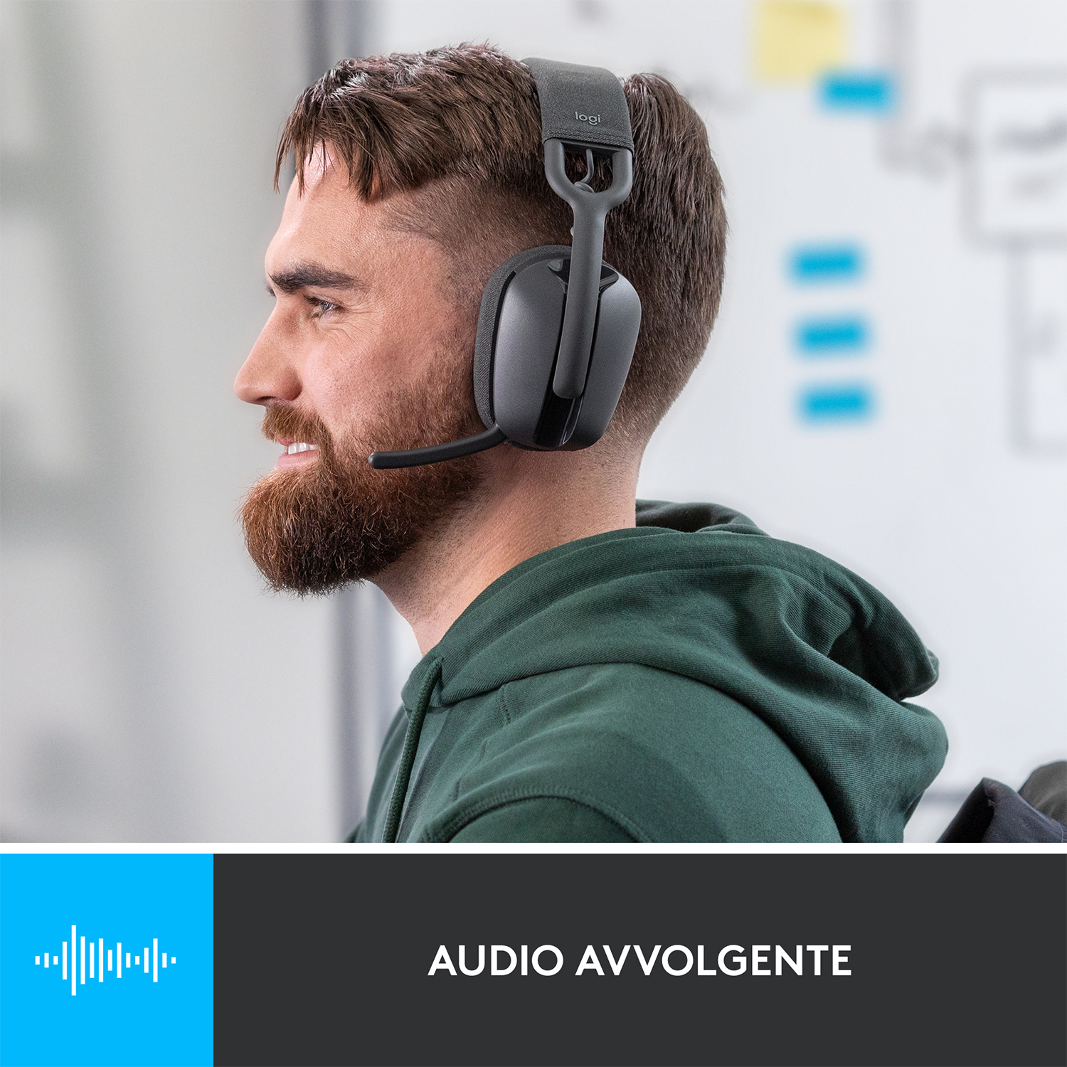 Uomo con cuffie grigie con microfono. Testo: Audio Avvolgente.