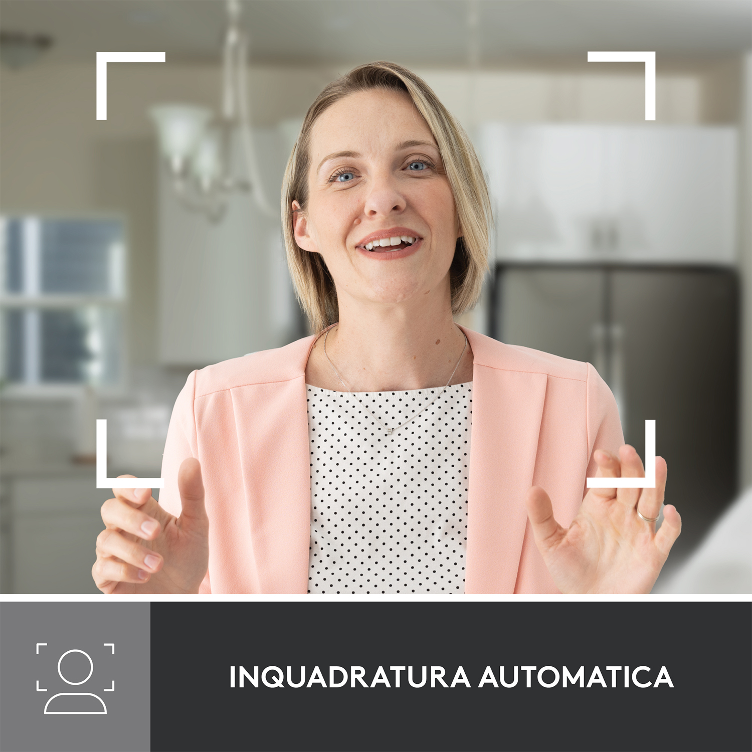 Una donna parla di fronte a una telecamera. Scatole bianche incorniciano il suo viso e le sue mani. Il testo recita 'INQUADRATURA AUTOMATICA'.