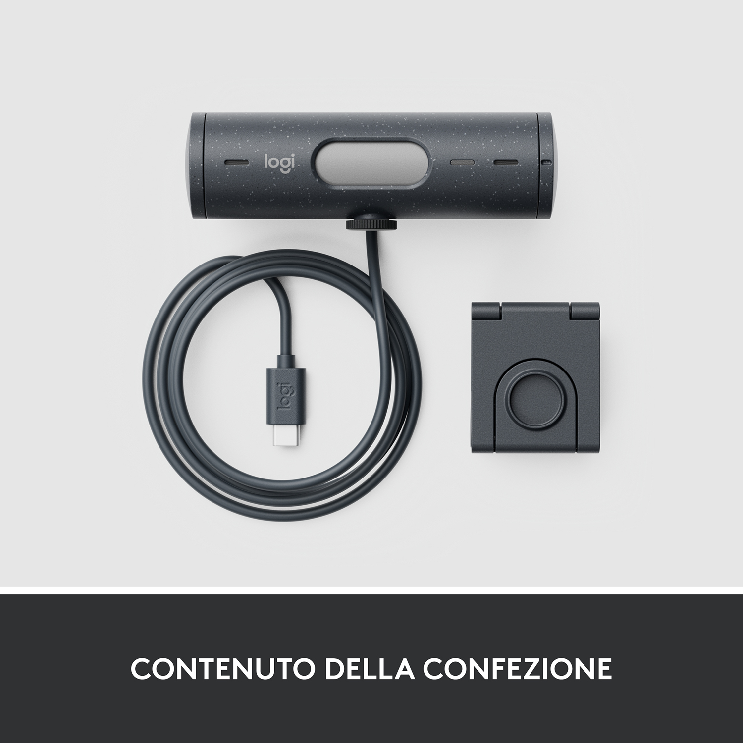 Set webcam Logi. Include la fotocamera, un cavo e un piccolo supporto nero.