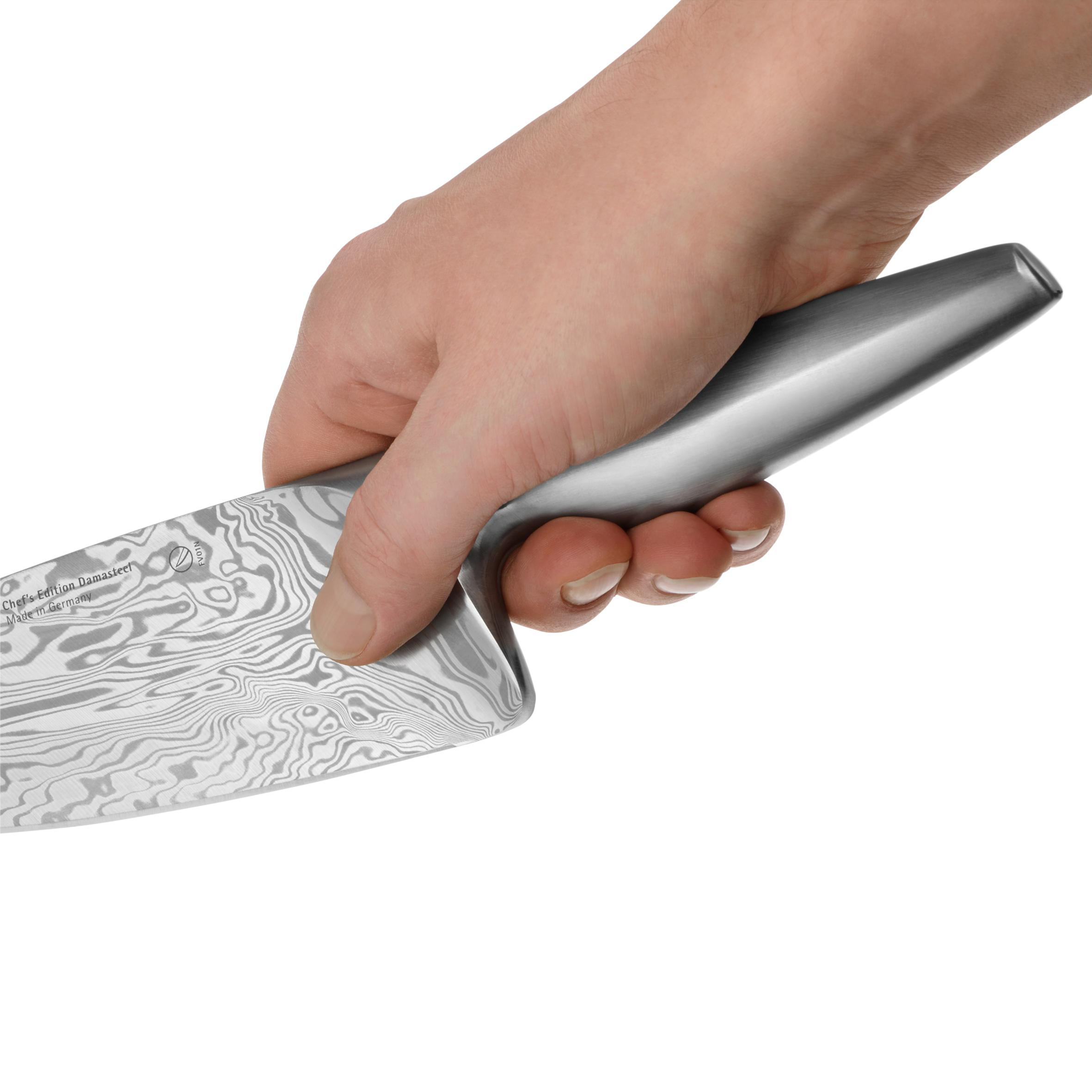 Hand hält Messer. Messer hat gemusterte Klinge und silbernen Griff.
