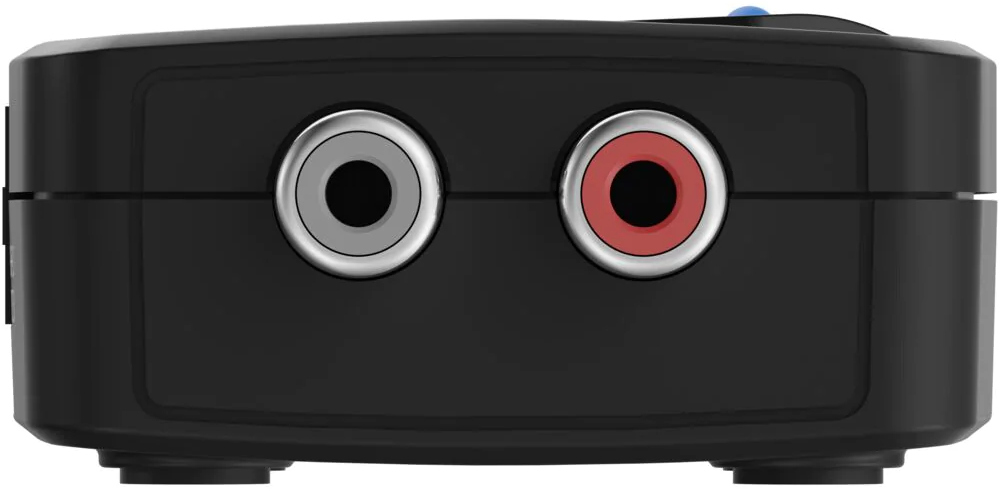 Appareil audio noir avec deux entrées : une blanche et une rouge. L'appareil a un bouton bleu en haut.