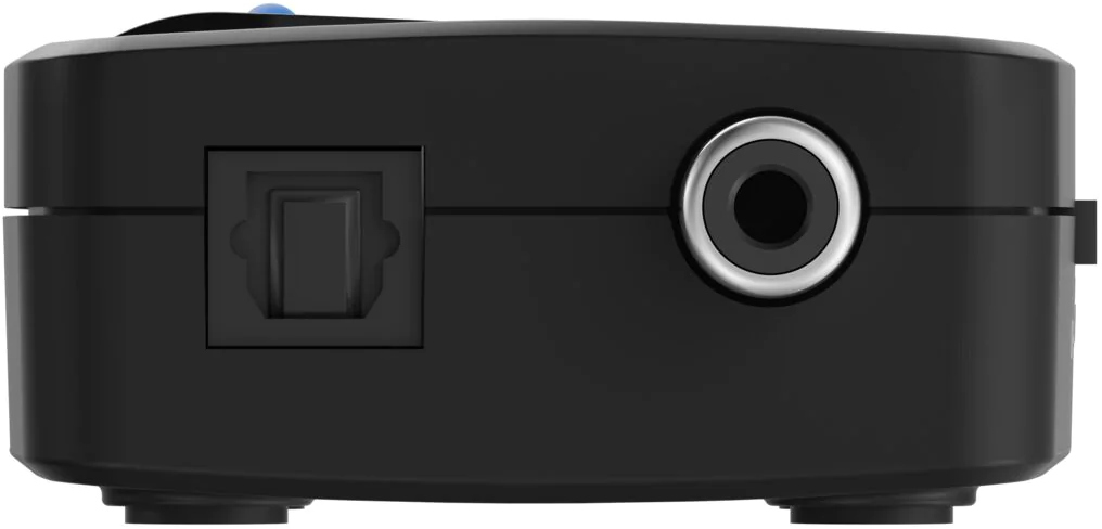 Un appareil électronique noir avec des ports optiques et audio.