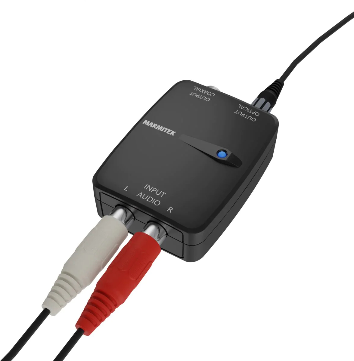 Un convertisseur audio noir avec des câbles RCA blancs et rouges, isolé sur fond blanc.
