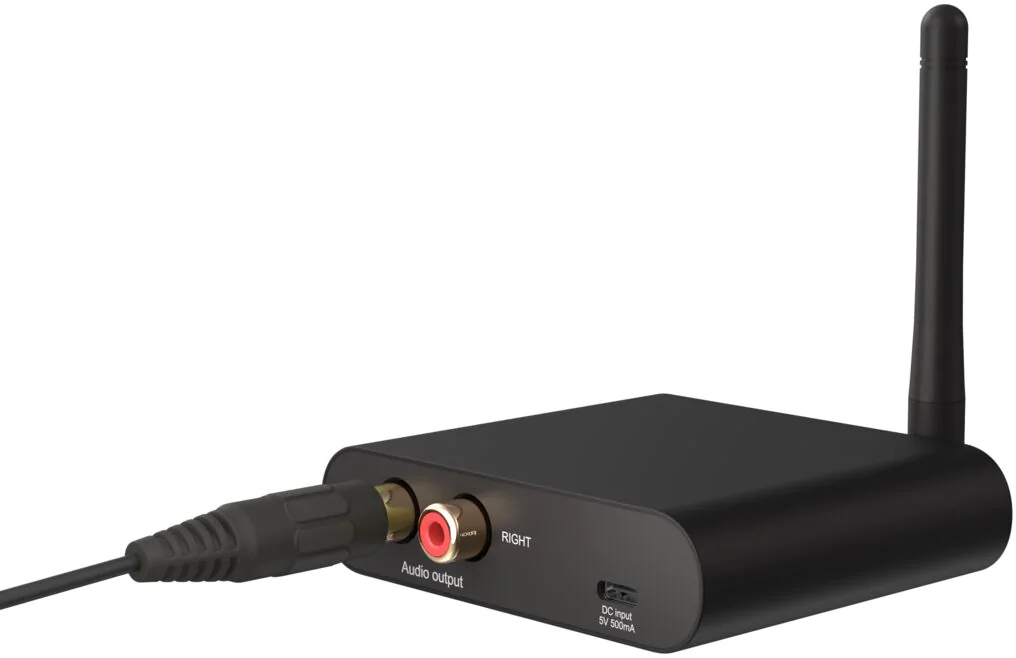 Een zwarte audio-ontvanger met antenne en kabel.