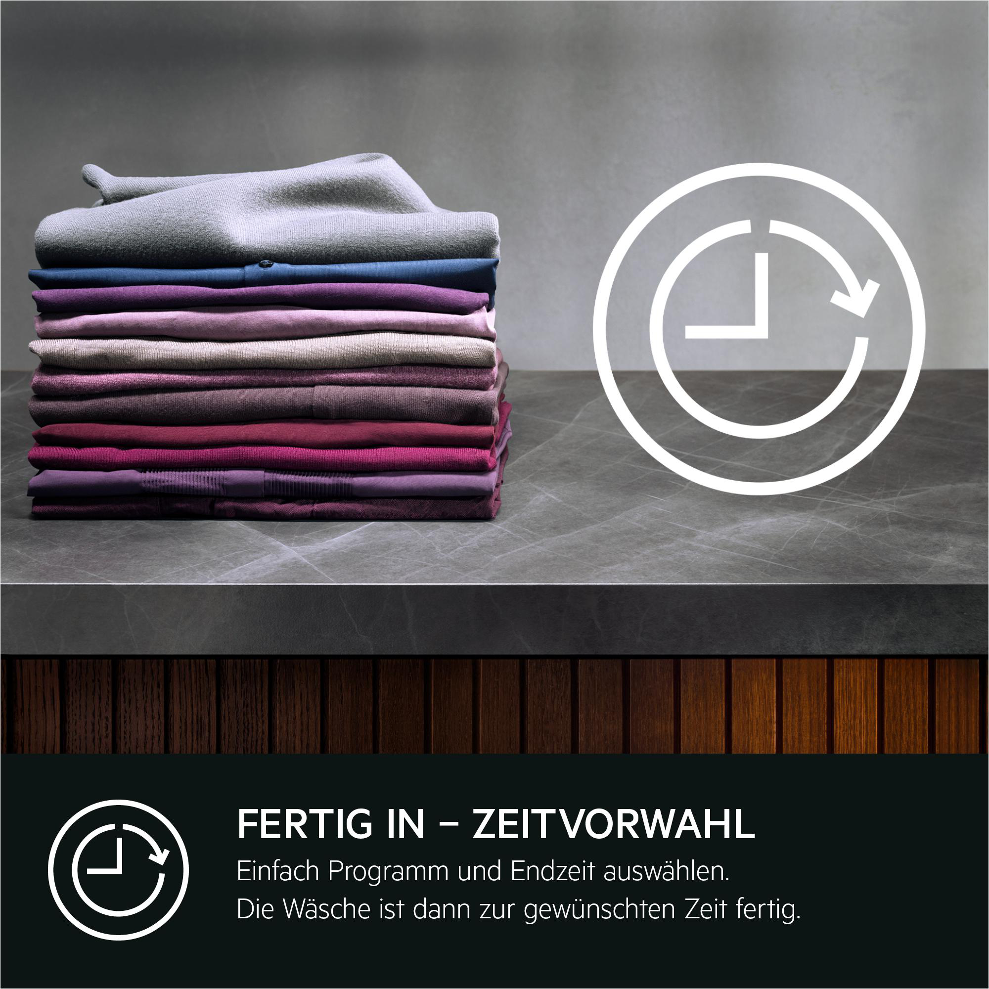 Ein Stapel gefalteter Kleidung in verschiedenen Farben. Ein Uhrensymbol mit einem Pfeil. Text: FERTIG IN - ZEITVORWAHL.