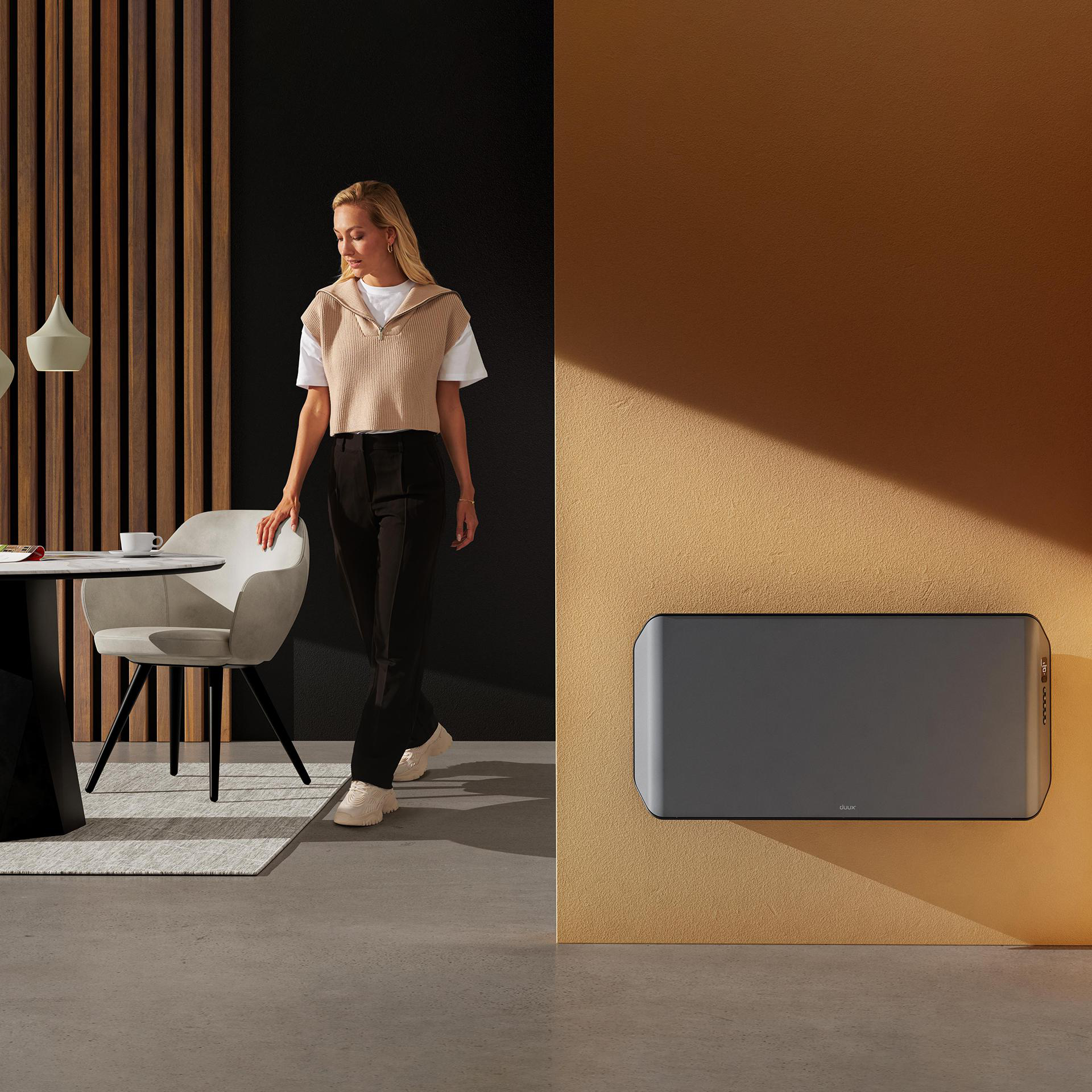 Ein Telefon mit zwei Bildschirmen, die eine Ansicht zeigen, und Informationen auf der Rückseite.