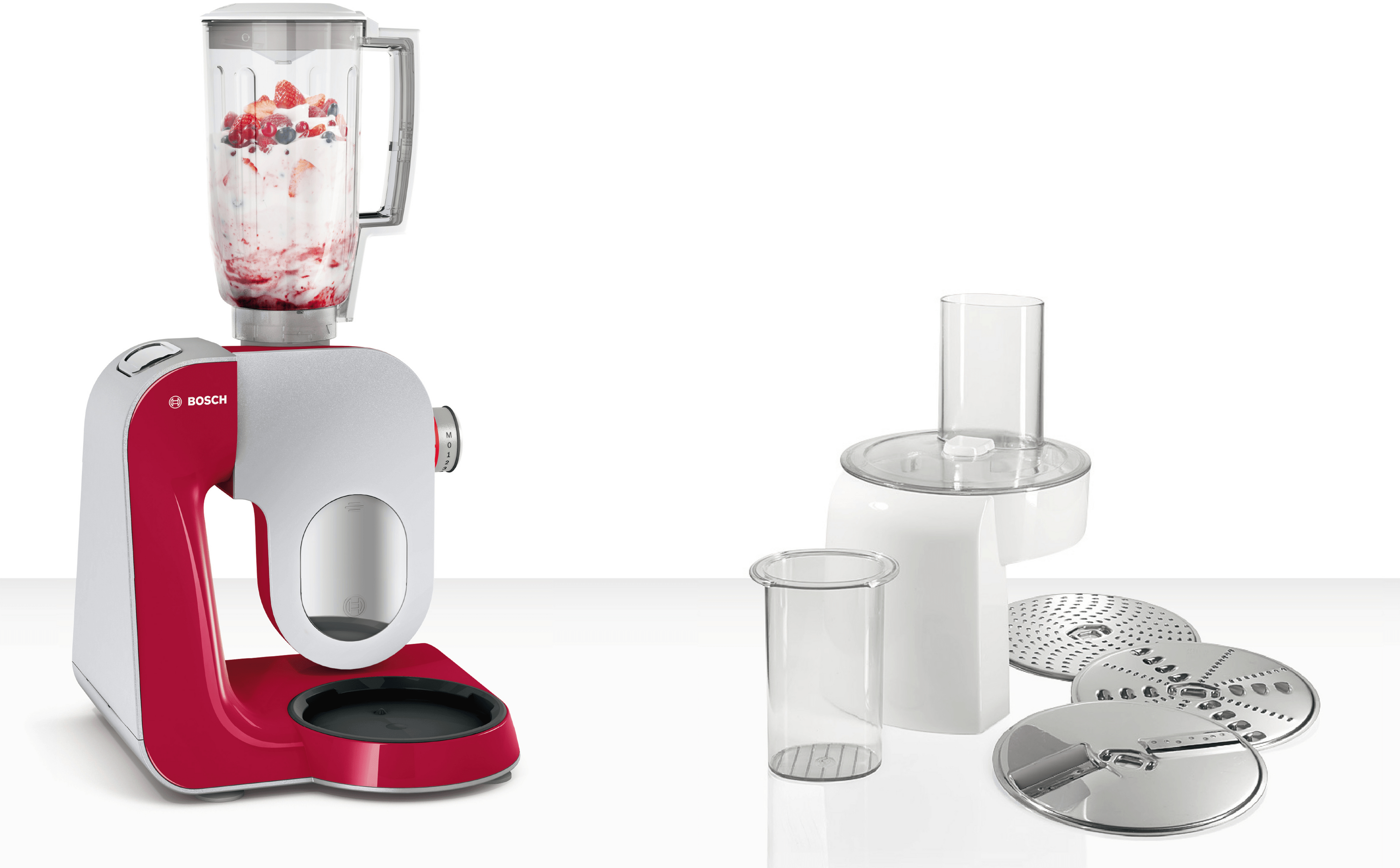 Rote und weiße Bosch Küchenmaschine mit Mixer- und Küchenmaschinenaufsätzen.