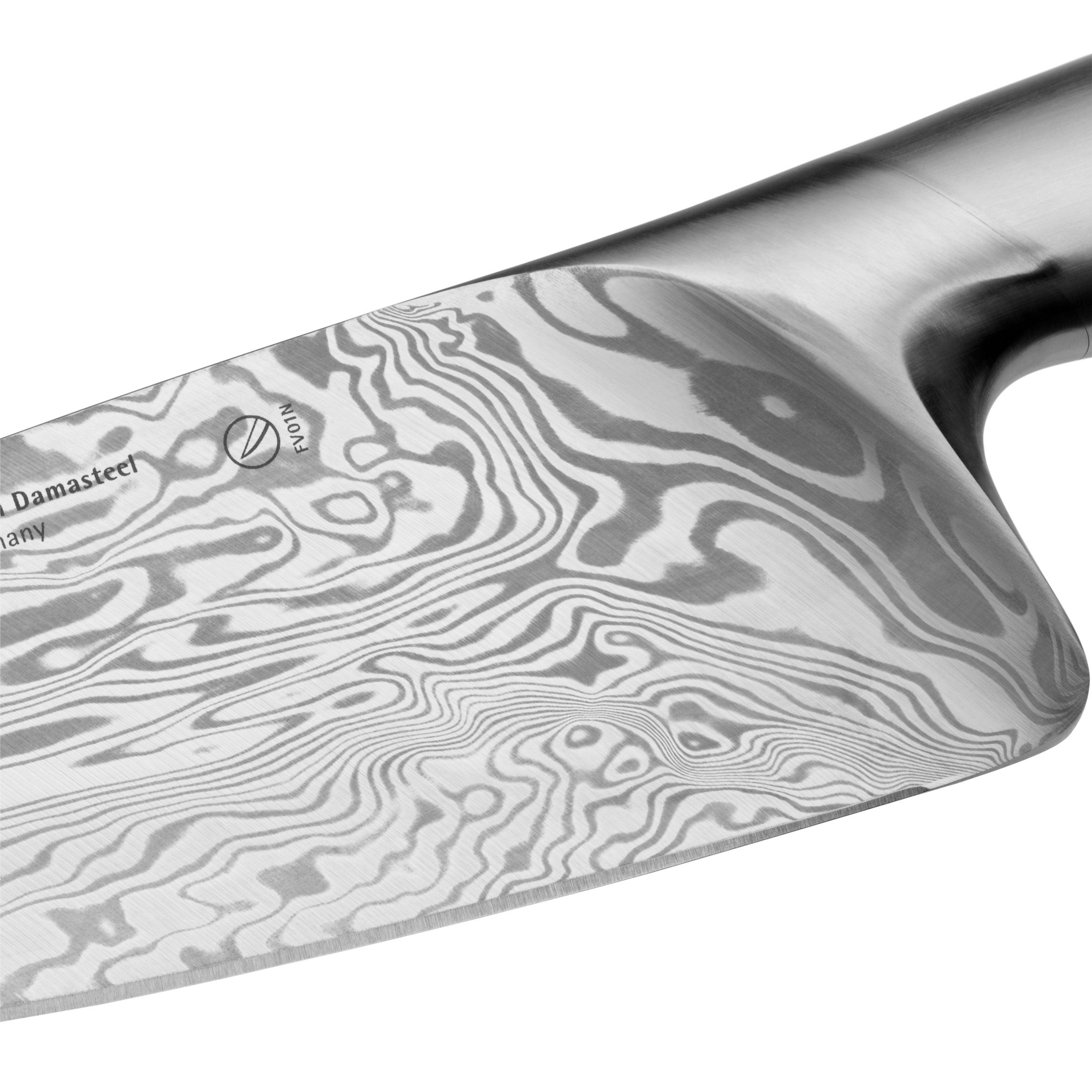 Nahaufnahme einer Messerklinge mit gemustertem Design. Das Messer ist aus Metall.