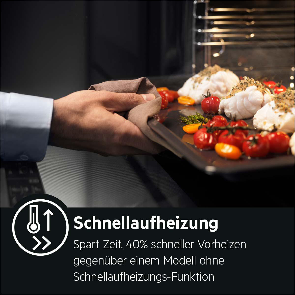 Nahaufnahme von Text über das Vorheizen des Ofens. Eine Hand hält ein Tuch. Essen ist auf einem Tablett im Hintergrund.