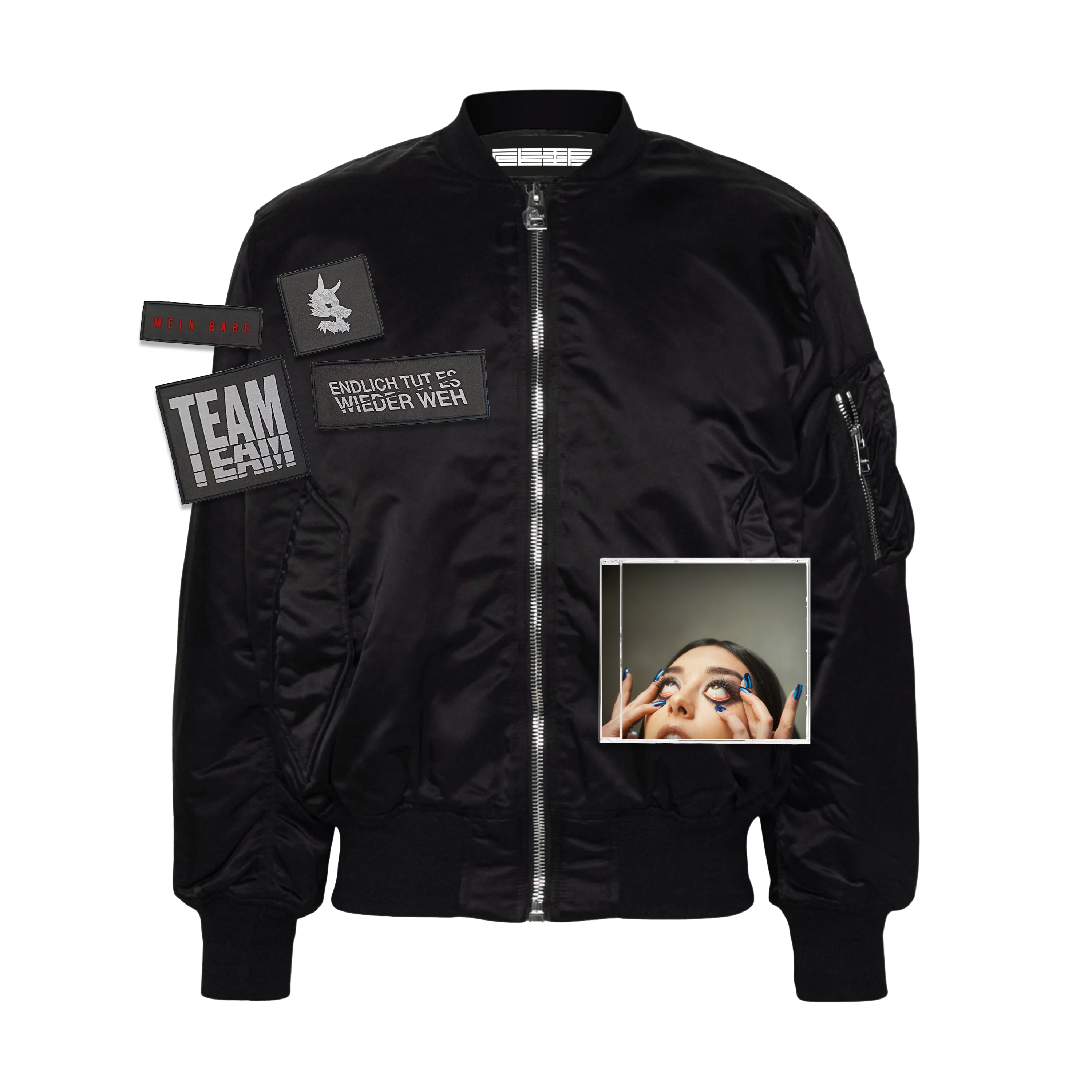 Schwarze Bomberjacke mit Patches und Bild einer Person mit blauem Augen-Make-up.