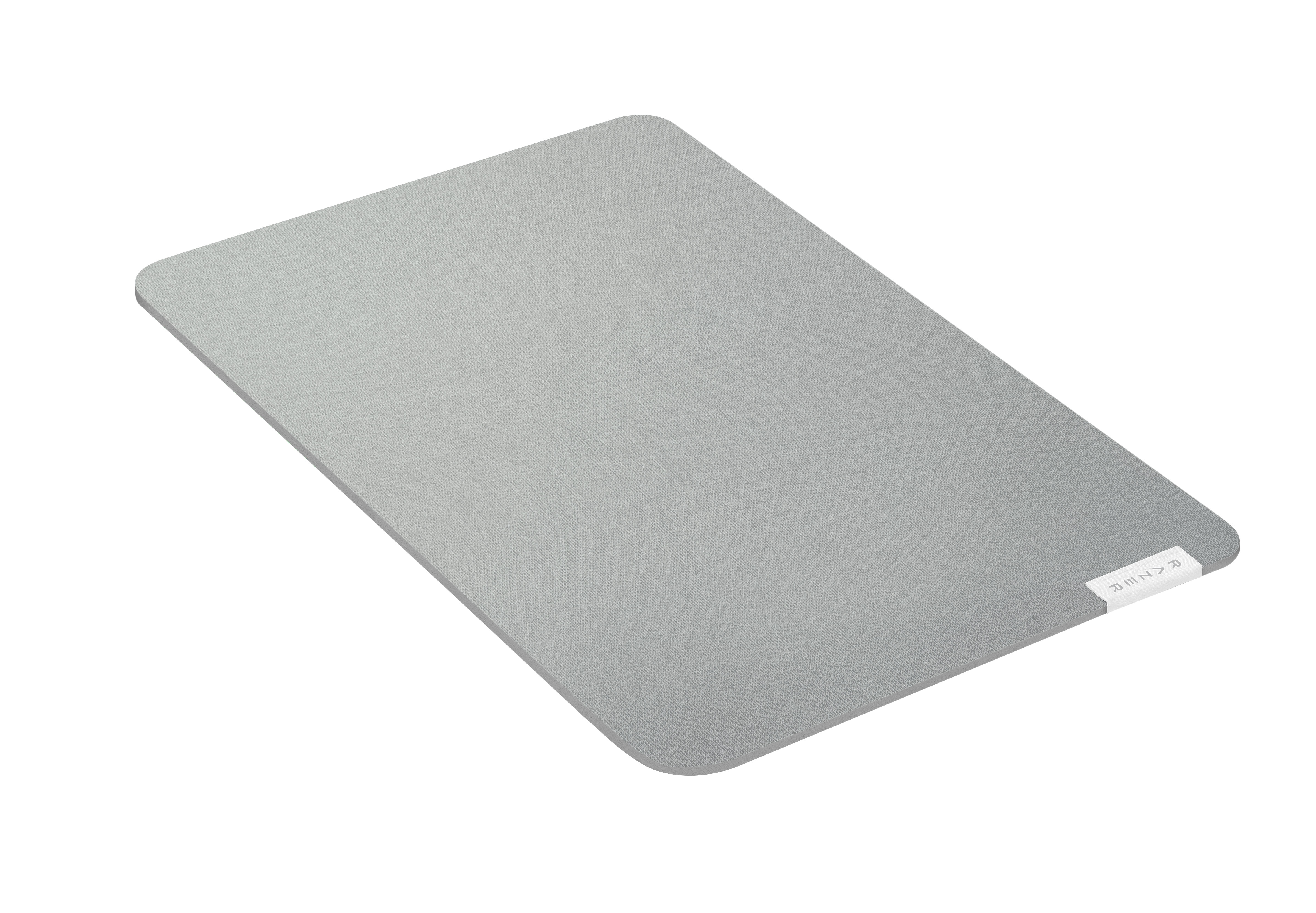 Gri dikdörtgen bir mouse pad. Sağ tarafta küçük beyaz bir etiket var.