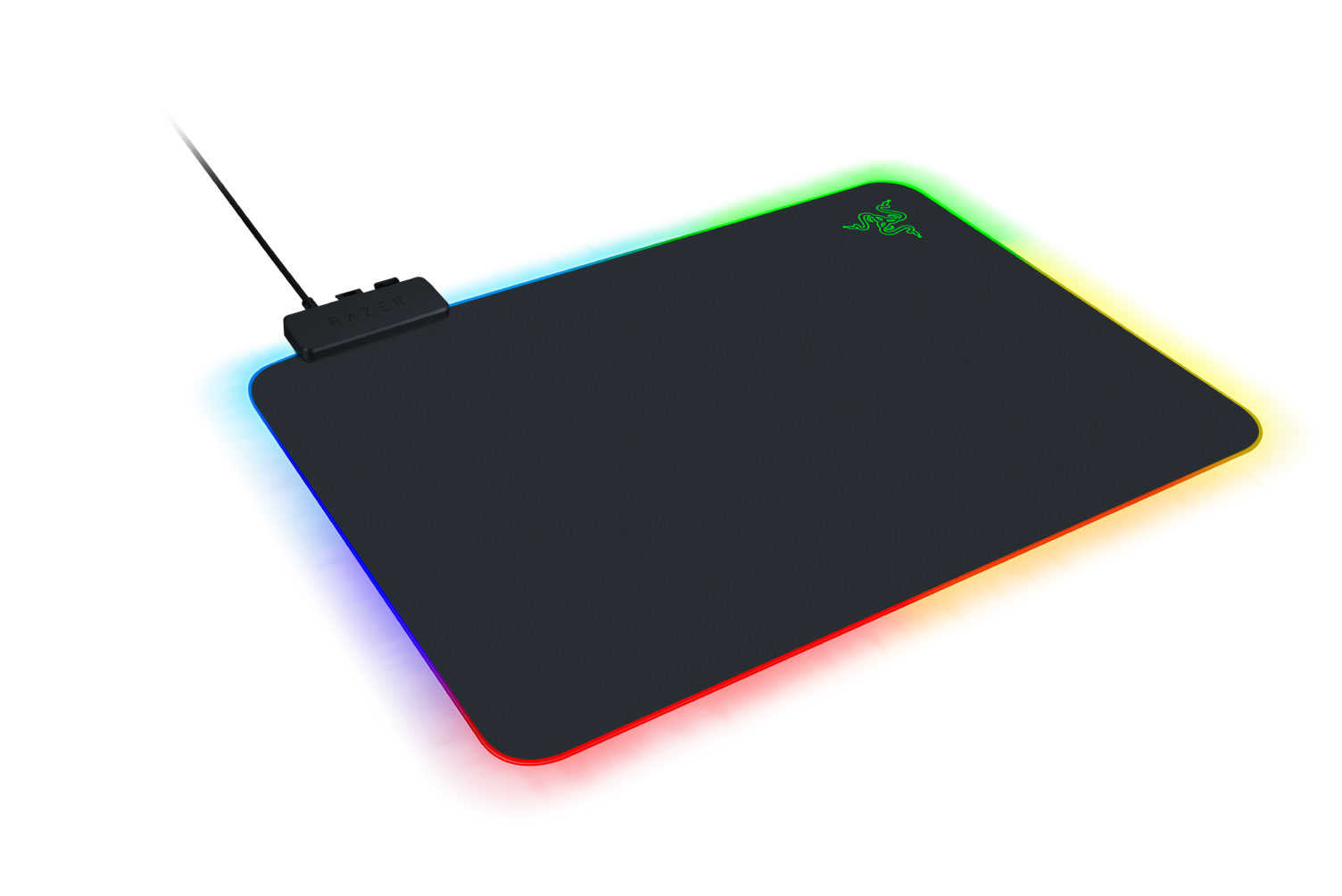 Kenarlarında RGB aydınlatması olan siyah bir Razer mousepad, beyaz bir yüzeyde.