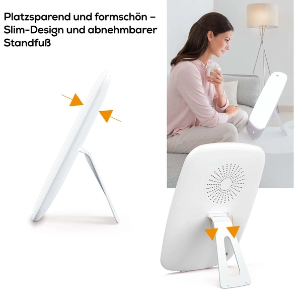 Weiße Lichttherapielampe mit Ständer, Frau hält Getränk.