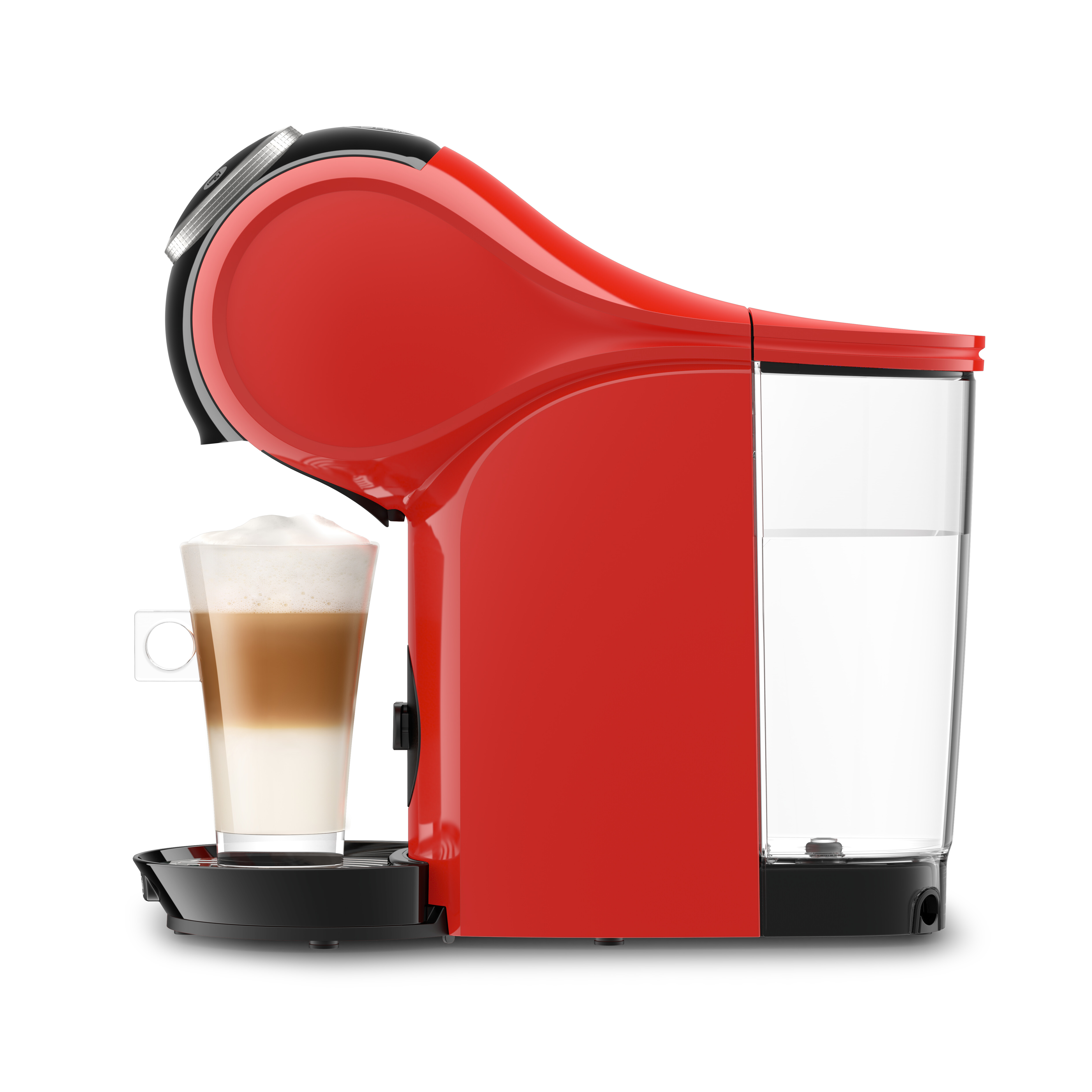 Cafetera Dolce Gusto roja con un vaso de latte. Fondo blanco.