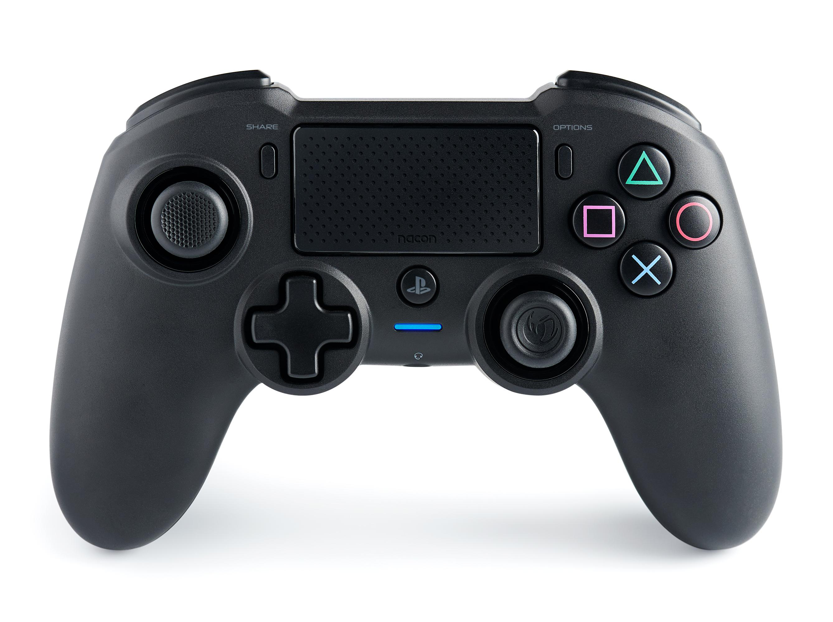 Schwarzer Nacon PS4-Controller mit Tasten und Touchpad, isoliert auf Weiß.