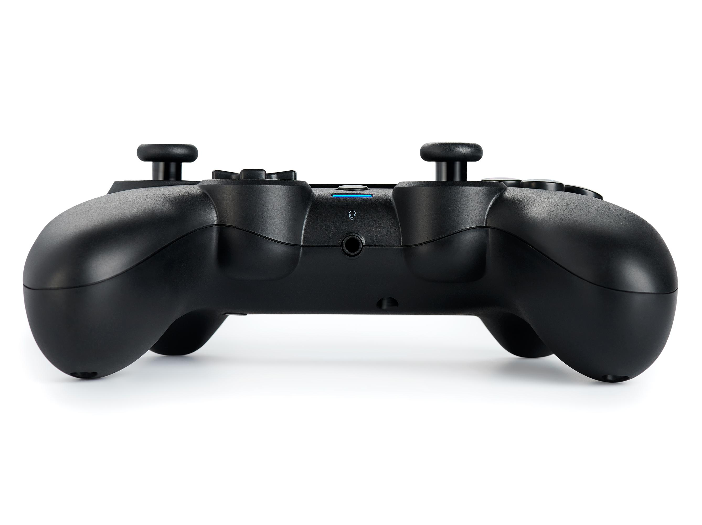 Schwarzer Gamecontroller. Draufsicht mit zwei Joysticks, Knöpfen und Kopfhöreranschluss.