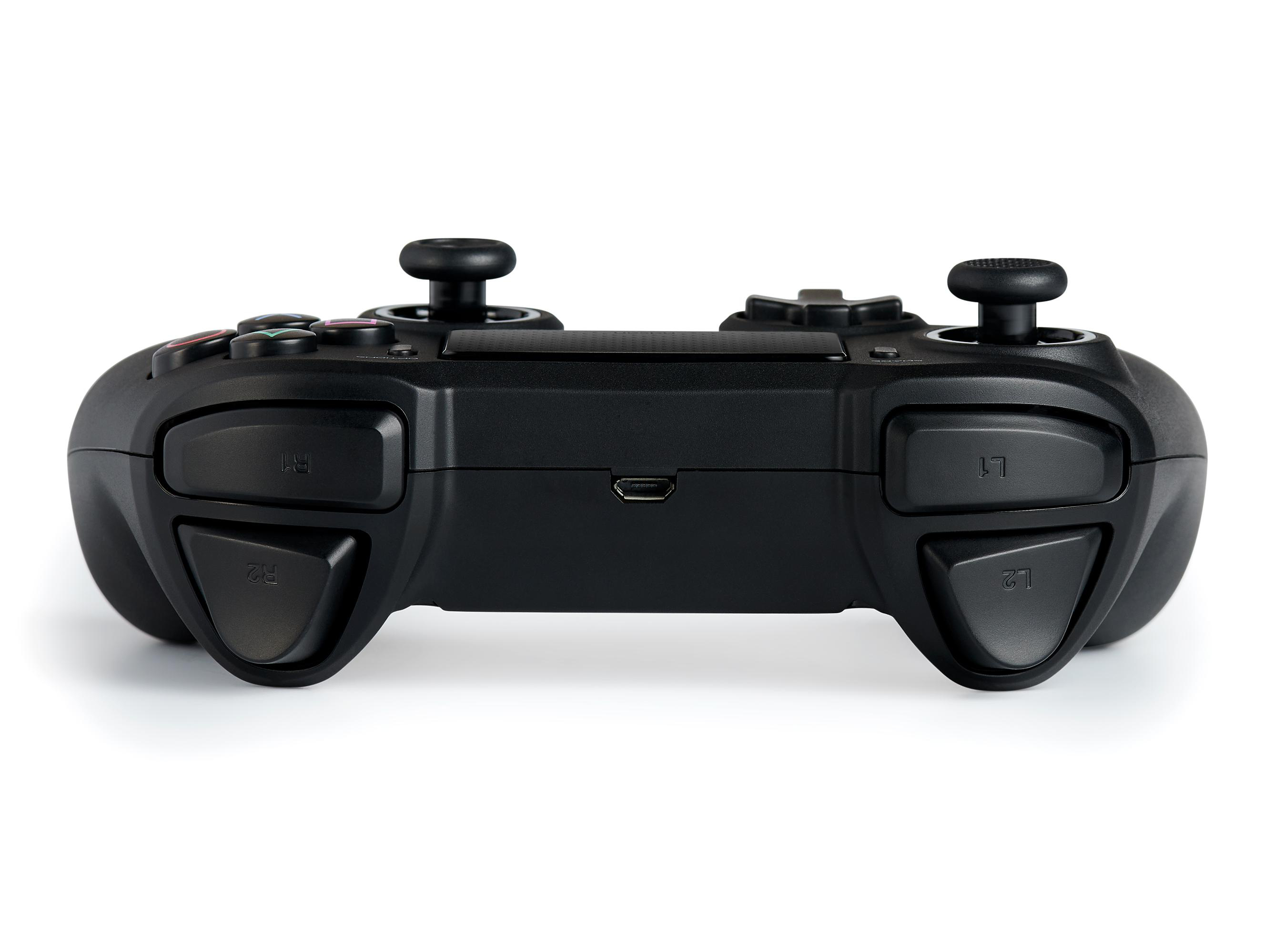 Ein schwarzer Gamecontroller von unten betrachtet, der Knöpfe, Joysticks und einen Ladeanschluss zeigt.