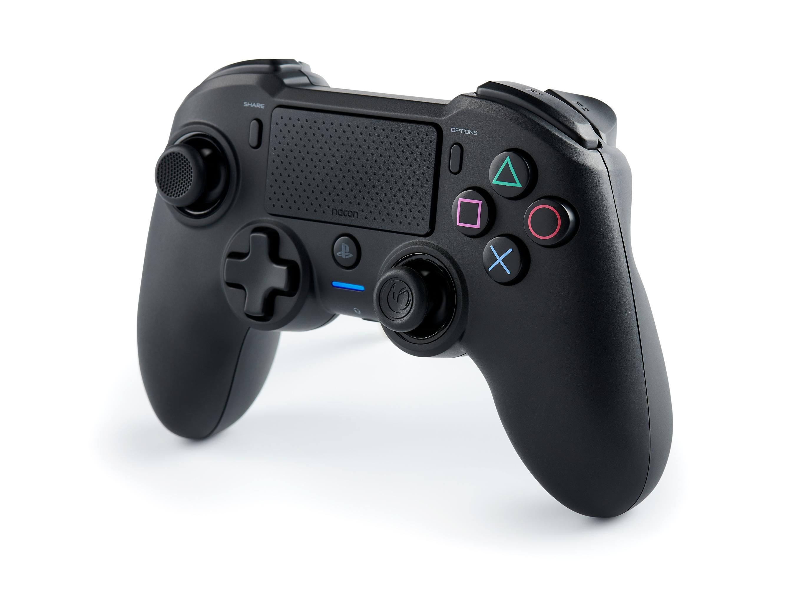Ein schwarzer Gamecontroller mit mehreren Tasten und einem Joystick. Der Controller befindet sich auf einer weißen Oberfläche.