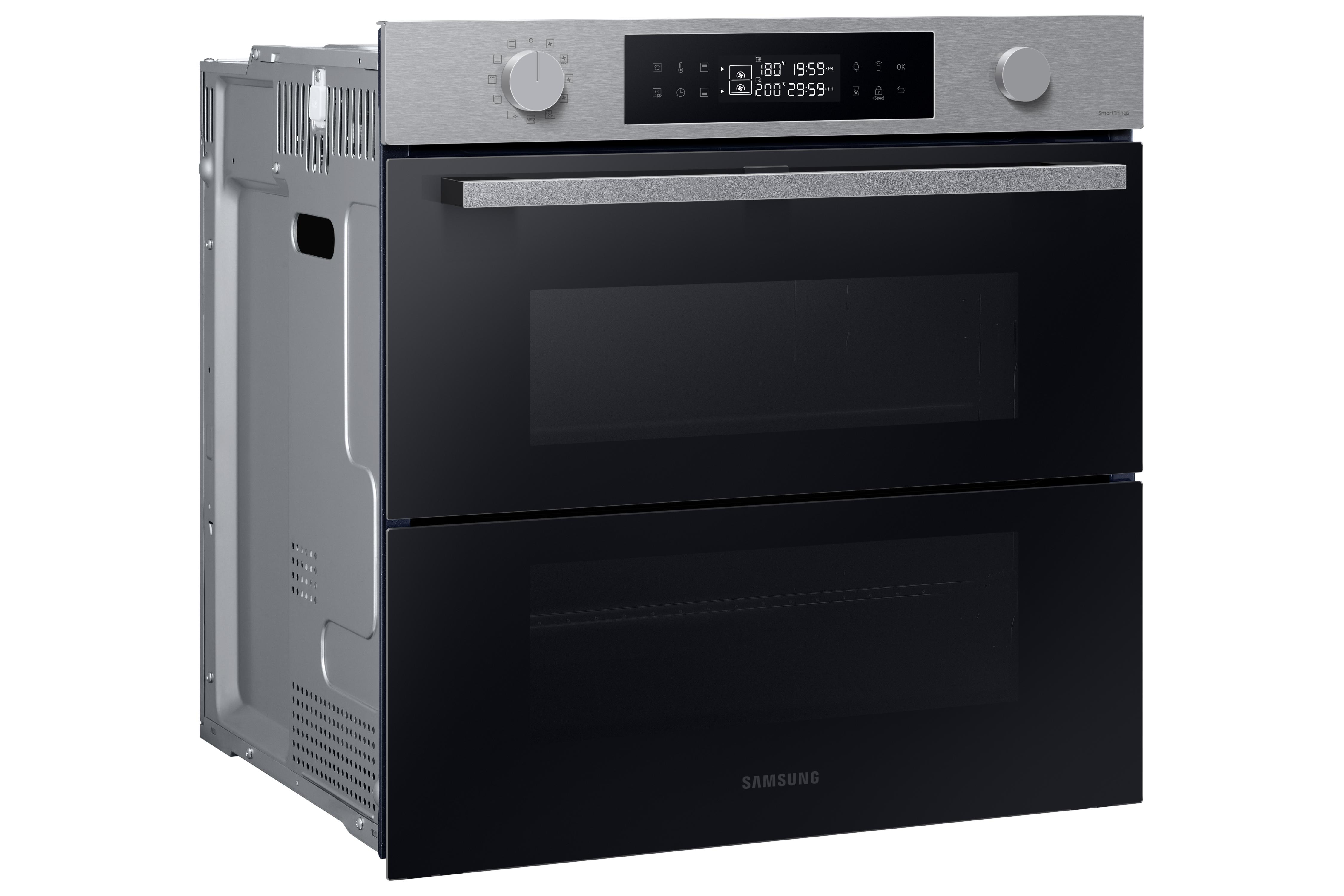 Schwarzer Doppelbackofen von Samsung mit Edelstahlgriff und Bedienfeld.
