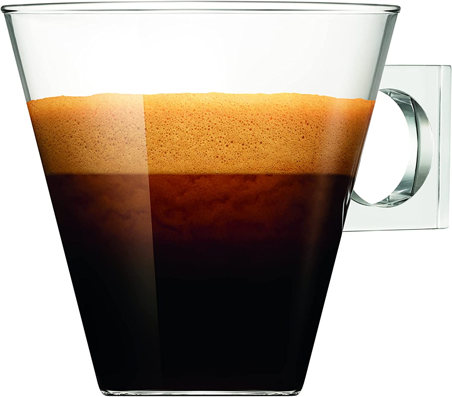 Un vaso de café oscuro con una capa de espuma, sobre un fondo blanco, con un asa cuadrada.