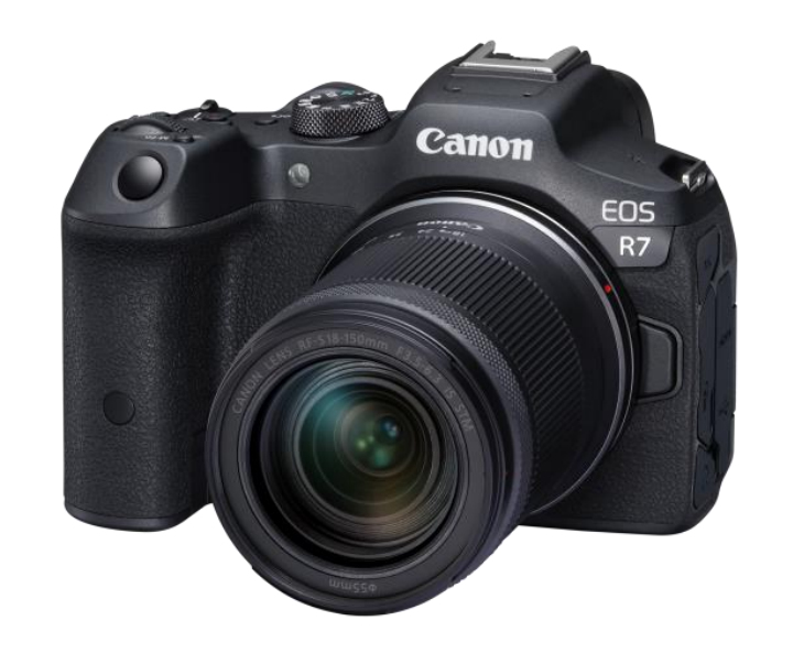Cámara Canon EOS R7 negra con lente adjunta, fondo blanco, vista en ángulo.