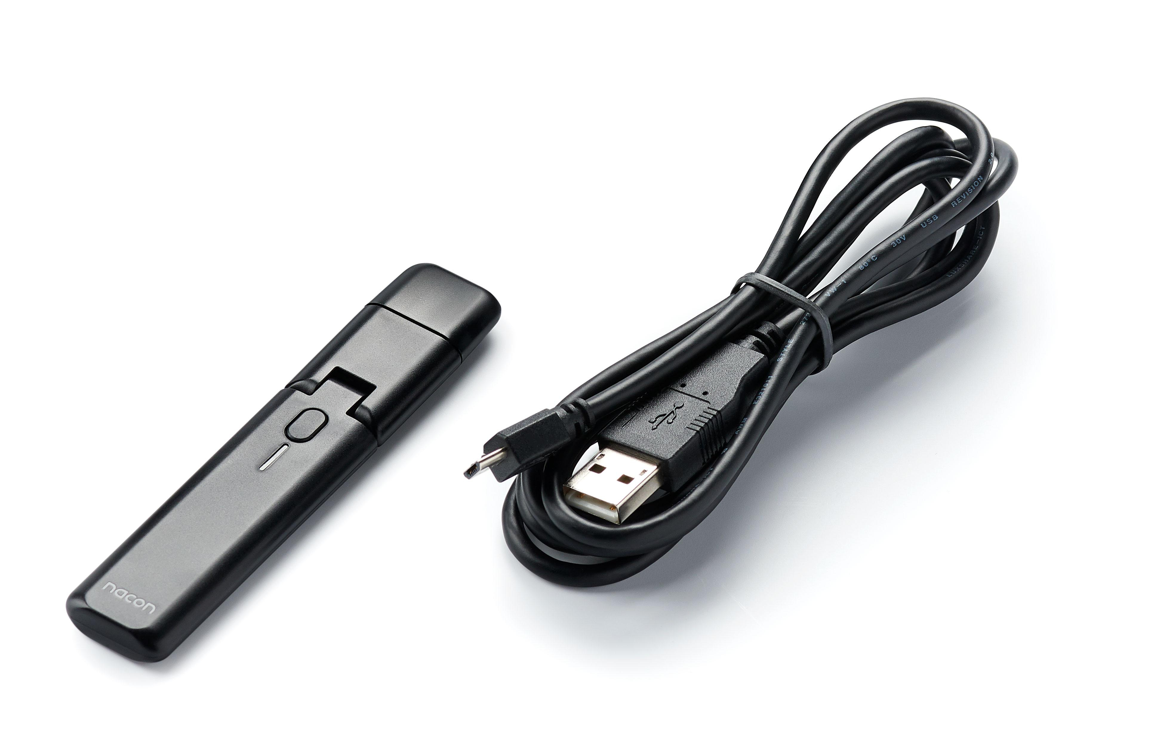 Ein schwarzer Präsentations-Clicker und ein USB-Kabel. Der Clicker hat eine Taste und das Kabel ist aufgerollt.