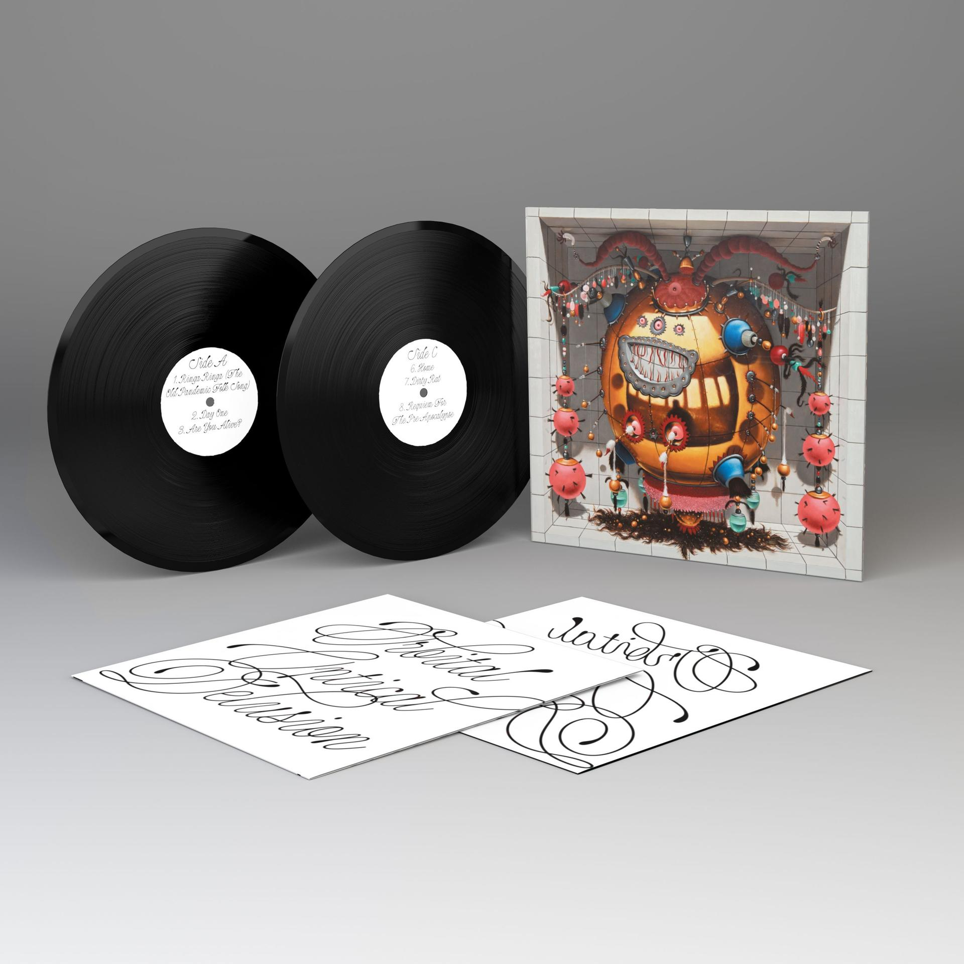 Zwei schwarze Vinylplatten und ein Cover mit Artwork. Zwei zusätzliche Einlagen.