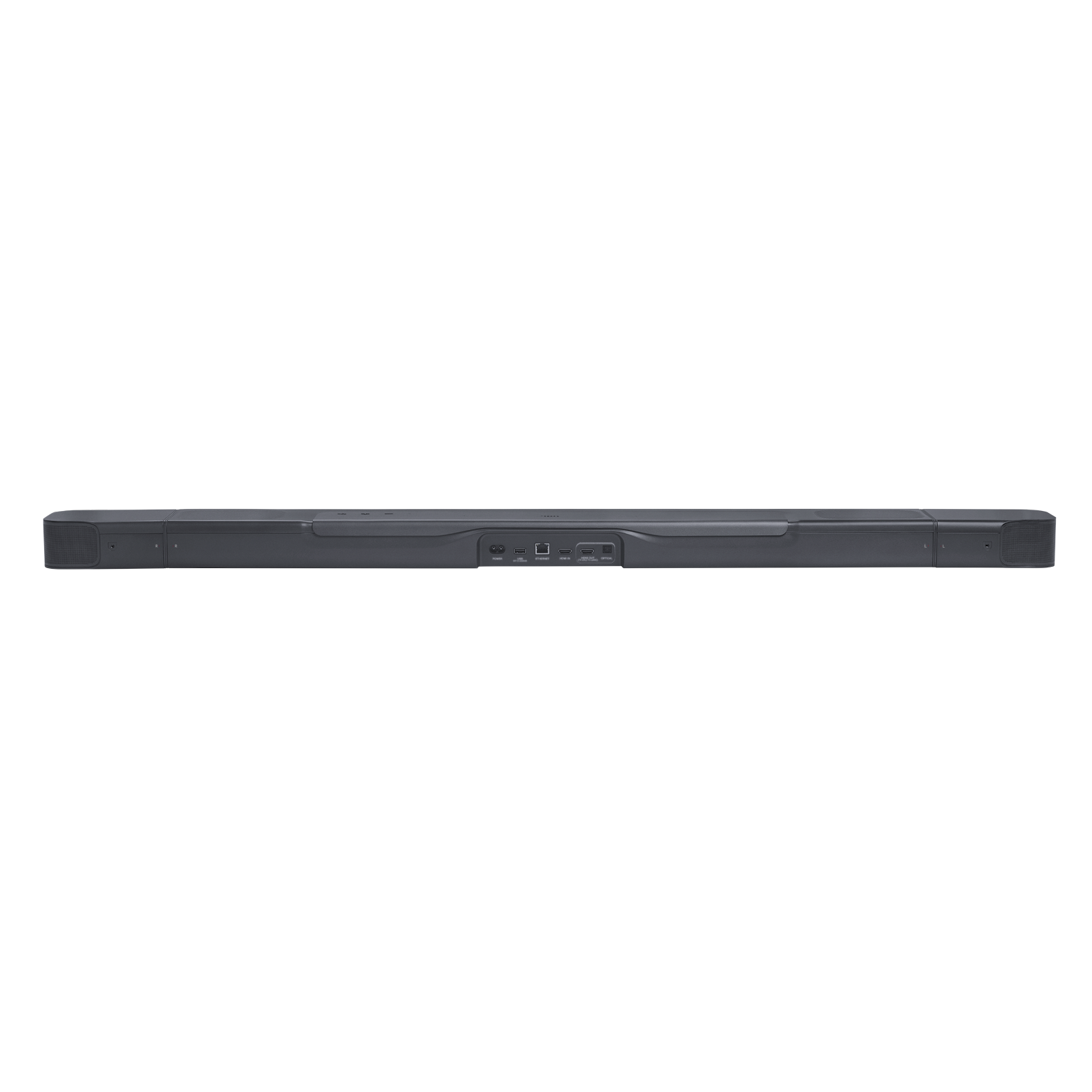 Siyah arka plan üzerinde uzun, koyu renkli bir soundbar. Çoklu bağlantı noktalarına ve konektörlere sahip.
