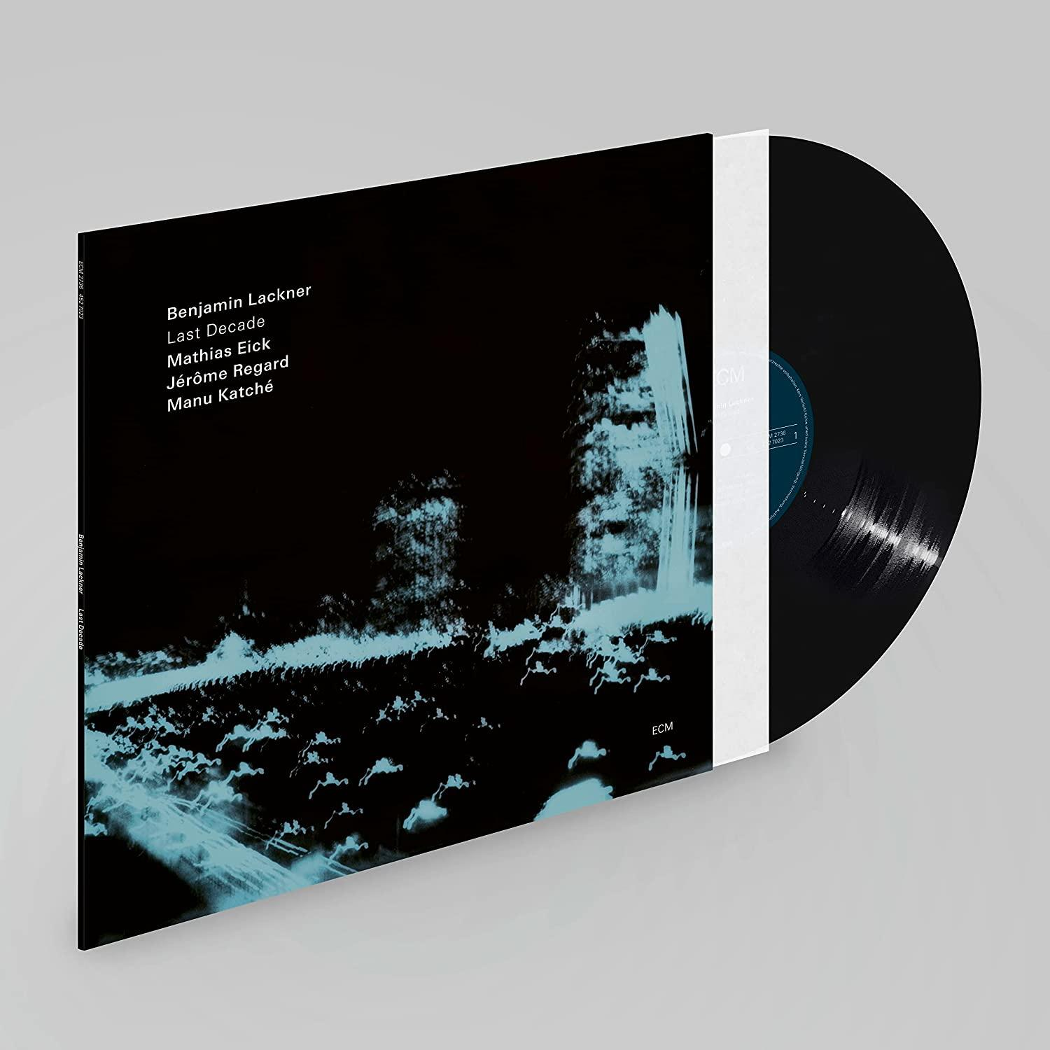 Ein Albumcover mit einem schwarz-blau getönten abstrakten Bild, Vinyl-Schallplatte sichtbar.