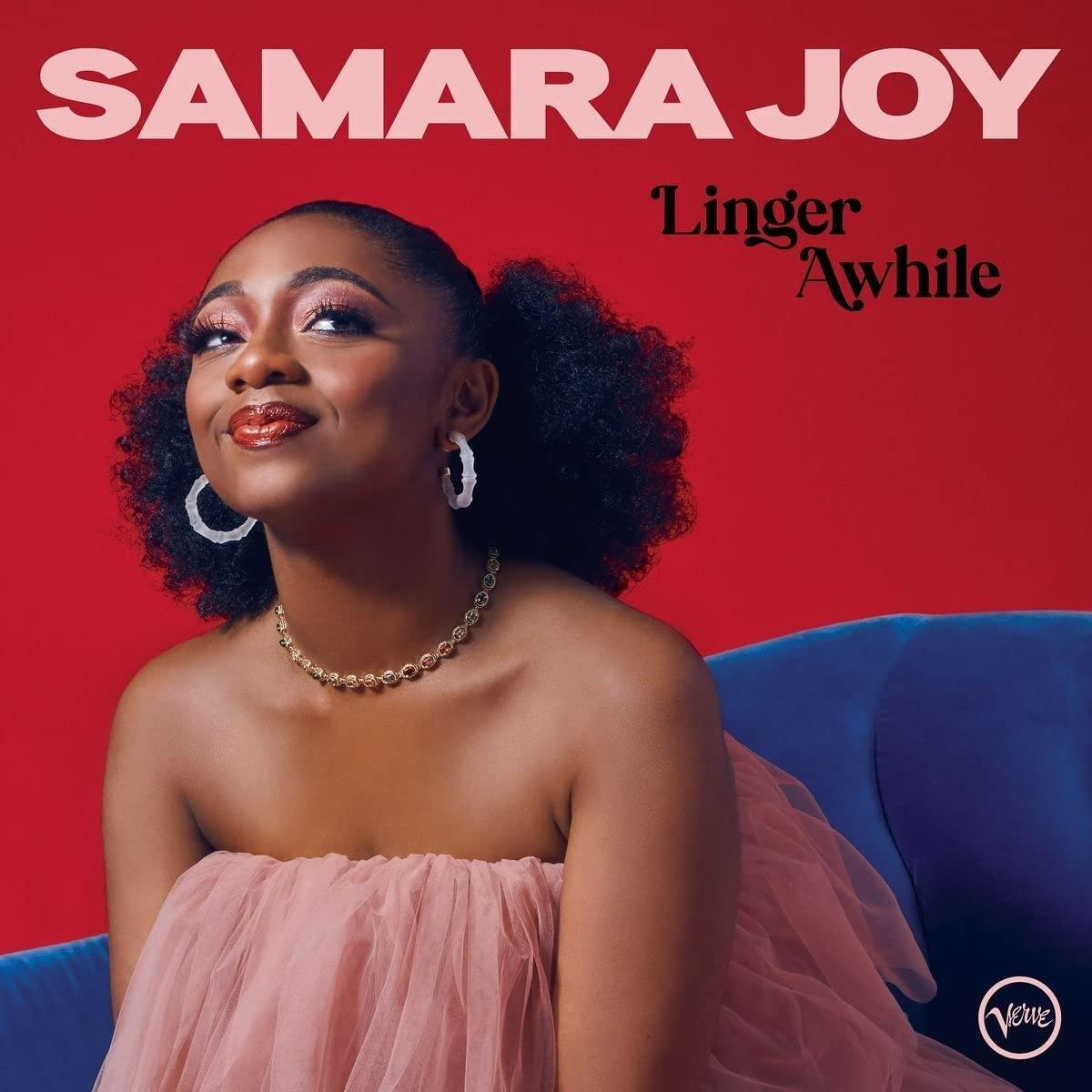 Albumcover. Eine Frau in einem rosa Kleid. Text: Samara Joy, Linger Awhile. Roter Hintergrund, blauer Stuhl und Schmuck.