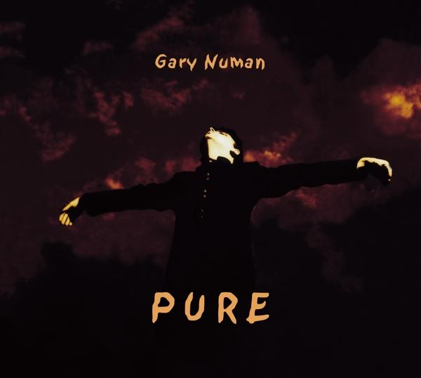 Albumhoes van Gary Numan's 'Pure'. De afbeelding toont een man in het zwart met uitgestrekte armen tegen een donkere lucht.
