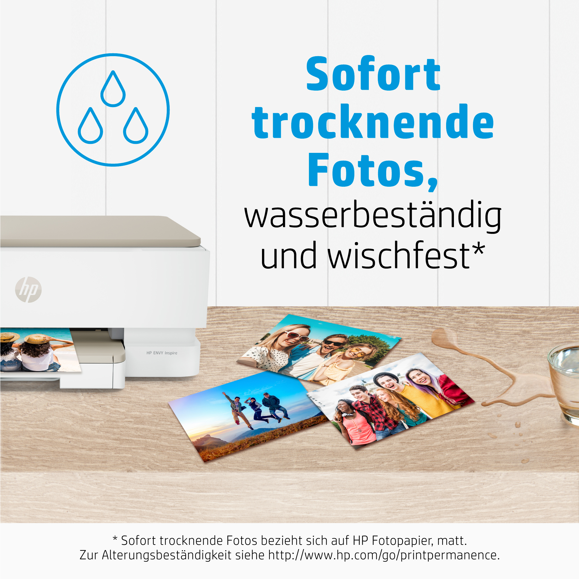 Ein Drucker mit Fotos, Wassertropfen und Text, der sofort trocknende, wasserfeste Fotos bewirbt.