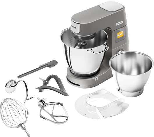 Ein grauer Kenwood Küchenmixer mit Aufsätzen, einschließlich Schneebesen und Rührschüssel.