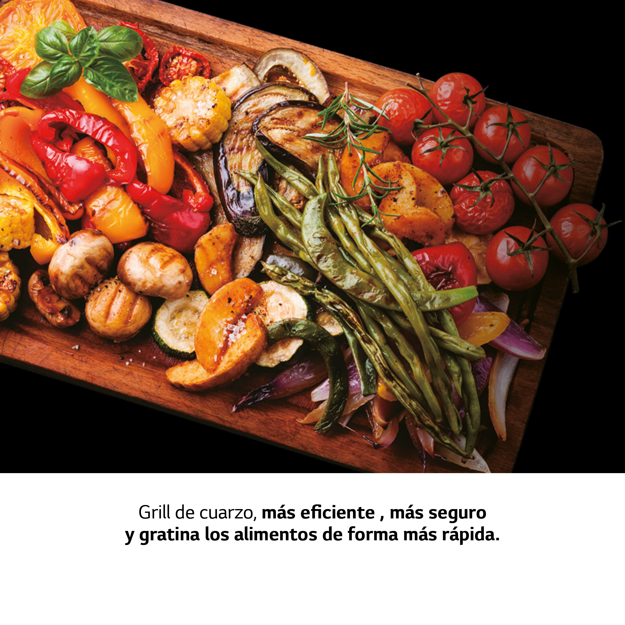 Verduras a la parrilla en una tabla de madera. Tomates, pimientos, calabacín y más.