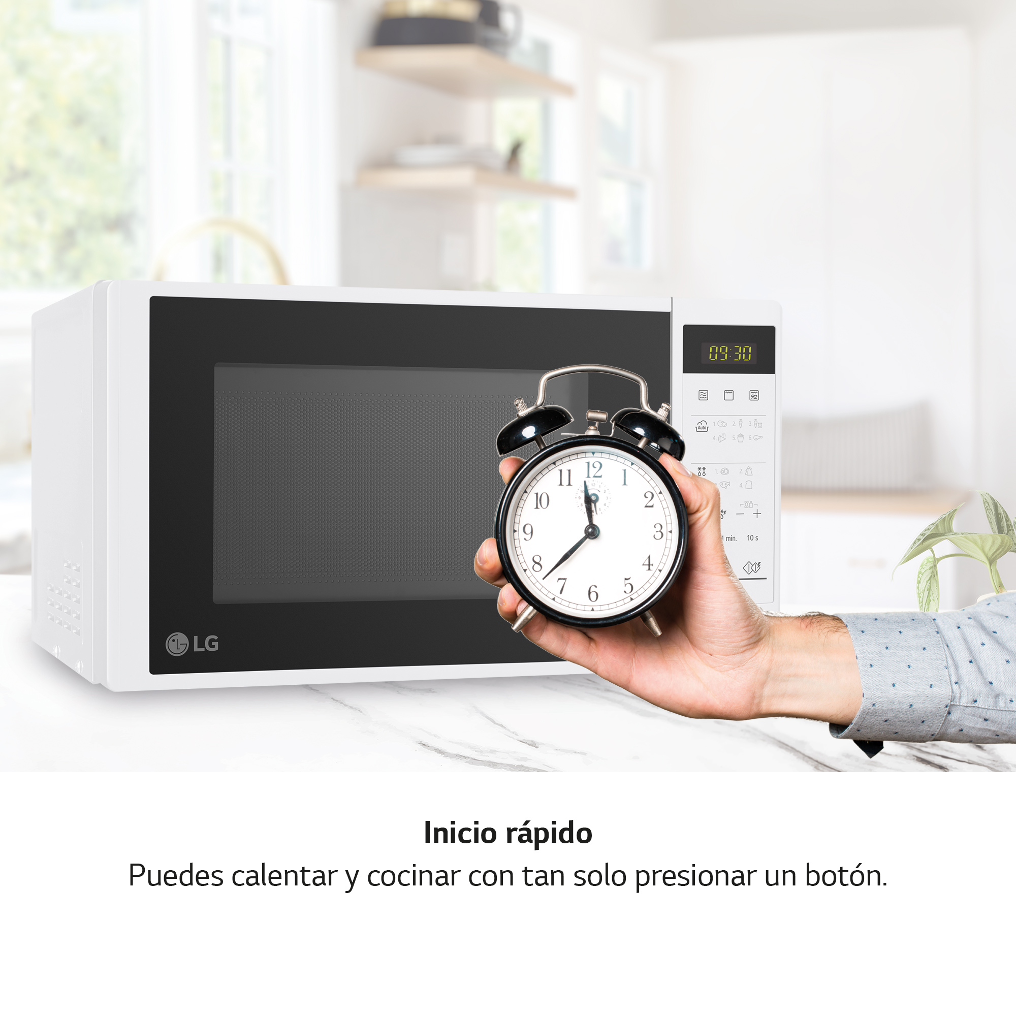 Un microondas LG blanco y un despertador negro. Una mano sostiene el reloj frente al microondas.