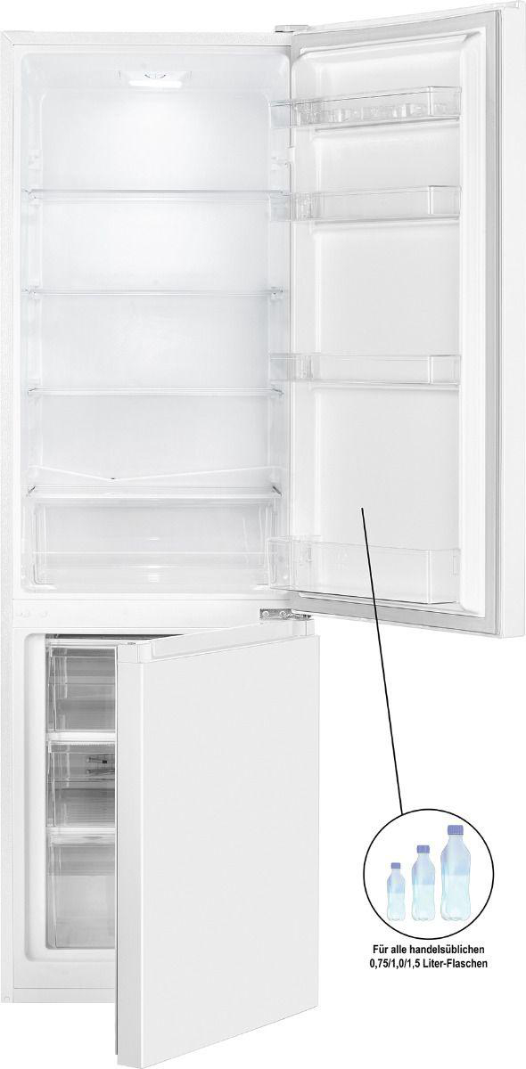Geöffneter weißer Kühlschrank mit Regalen und Schubladen. Kleine Flaschen sichtbar.