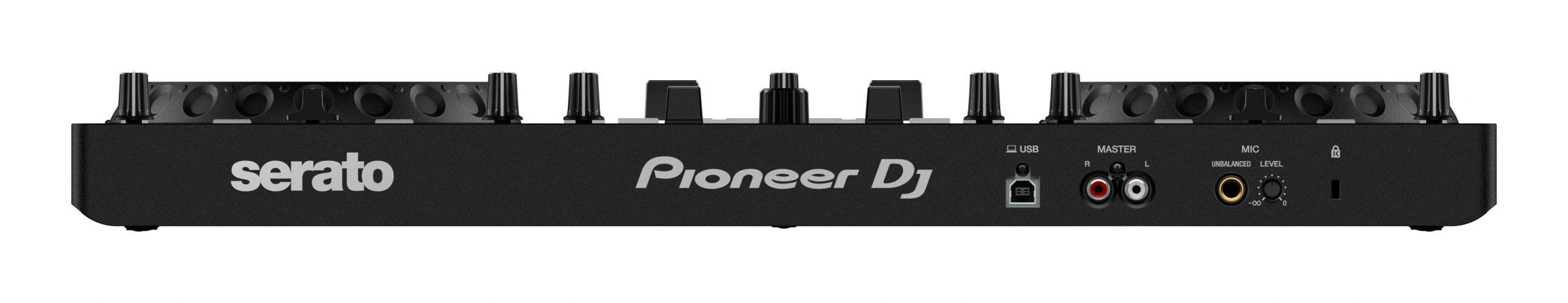 Schwarzer Serato Pioneer DJ-Controller, schräge Ansicht. Text: serato, Pioneer DJ, USB, MASTER, MIC und Lautstärkeregler.