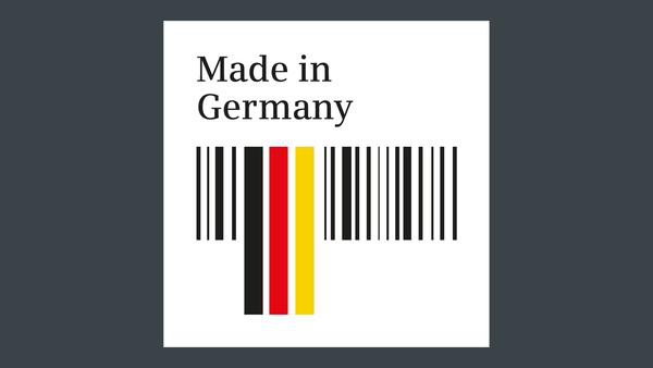 Ein weißes Etikett mit den Worten Made in Germany und einem Barcode mit den Farben der deutschen Flagge.