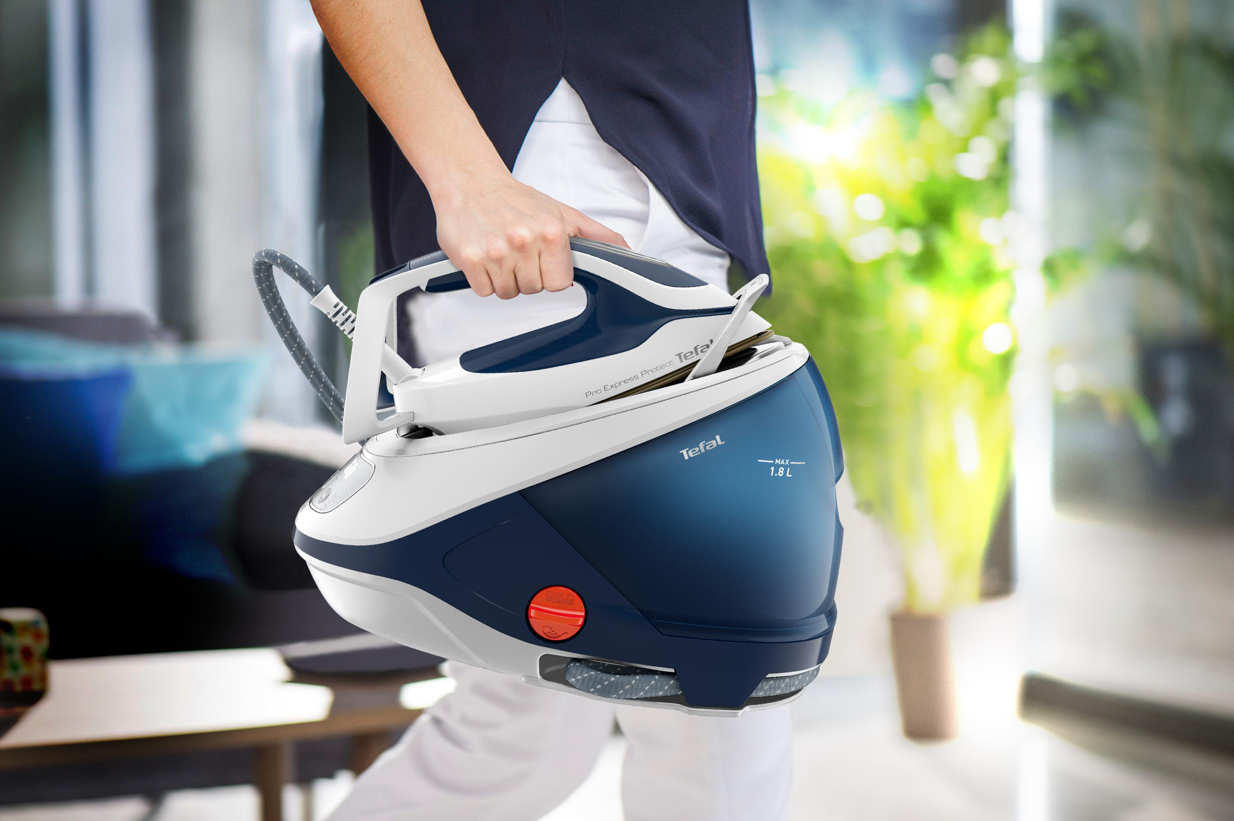 Eine Person hält ein blau-weißes Tefal Pro Express Dampfbügeleisen.