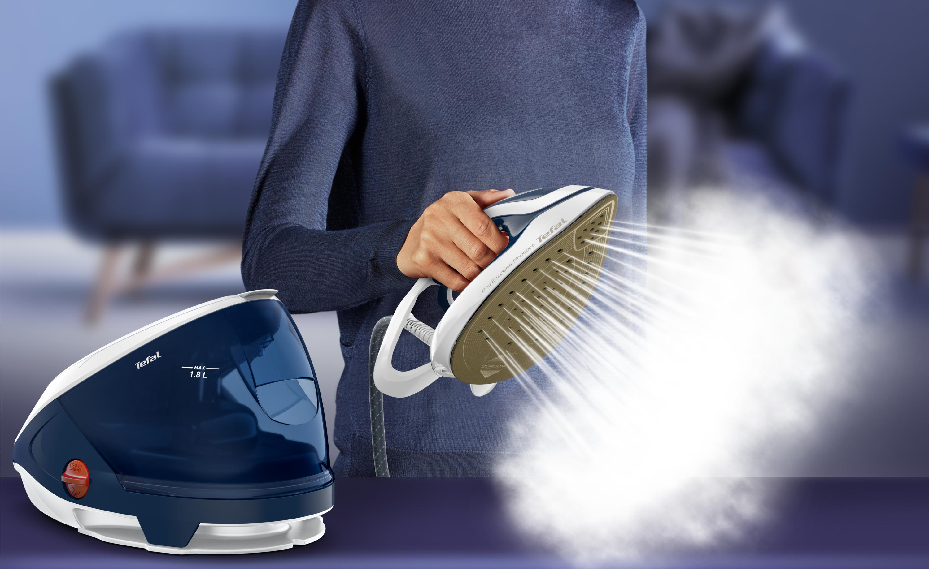 Person hält Tefal Dampfbügeleisen, Dampf tritt aus. Daneben ein Tefal Dampfgenerator.