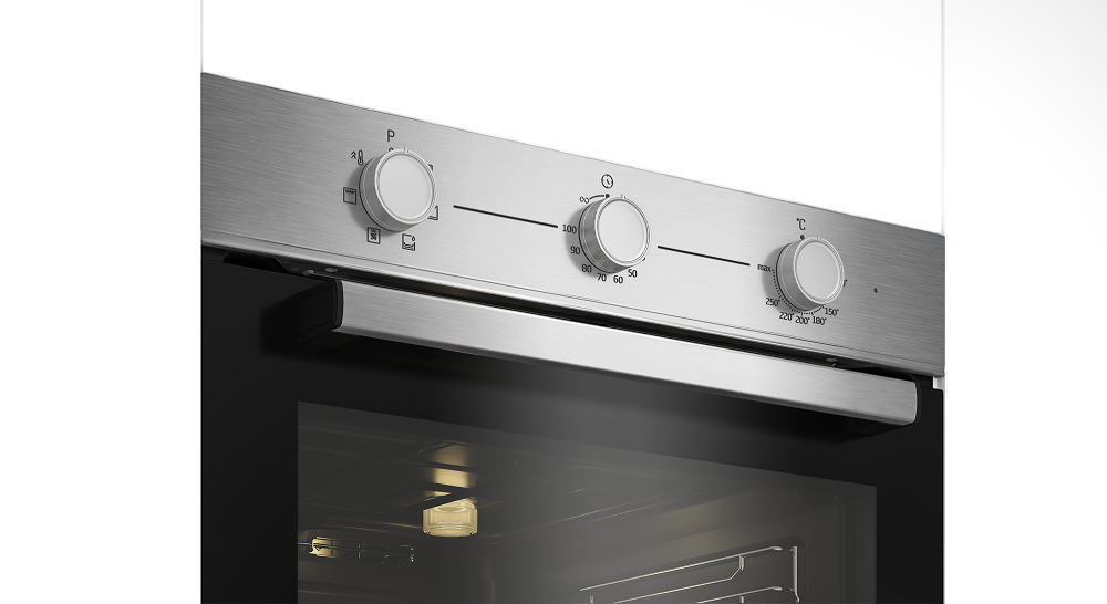 Primer plano de un panel de control del horno con perillas para la temperatura y los ajustes del temporizador.