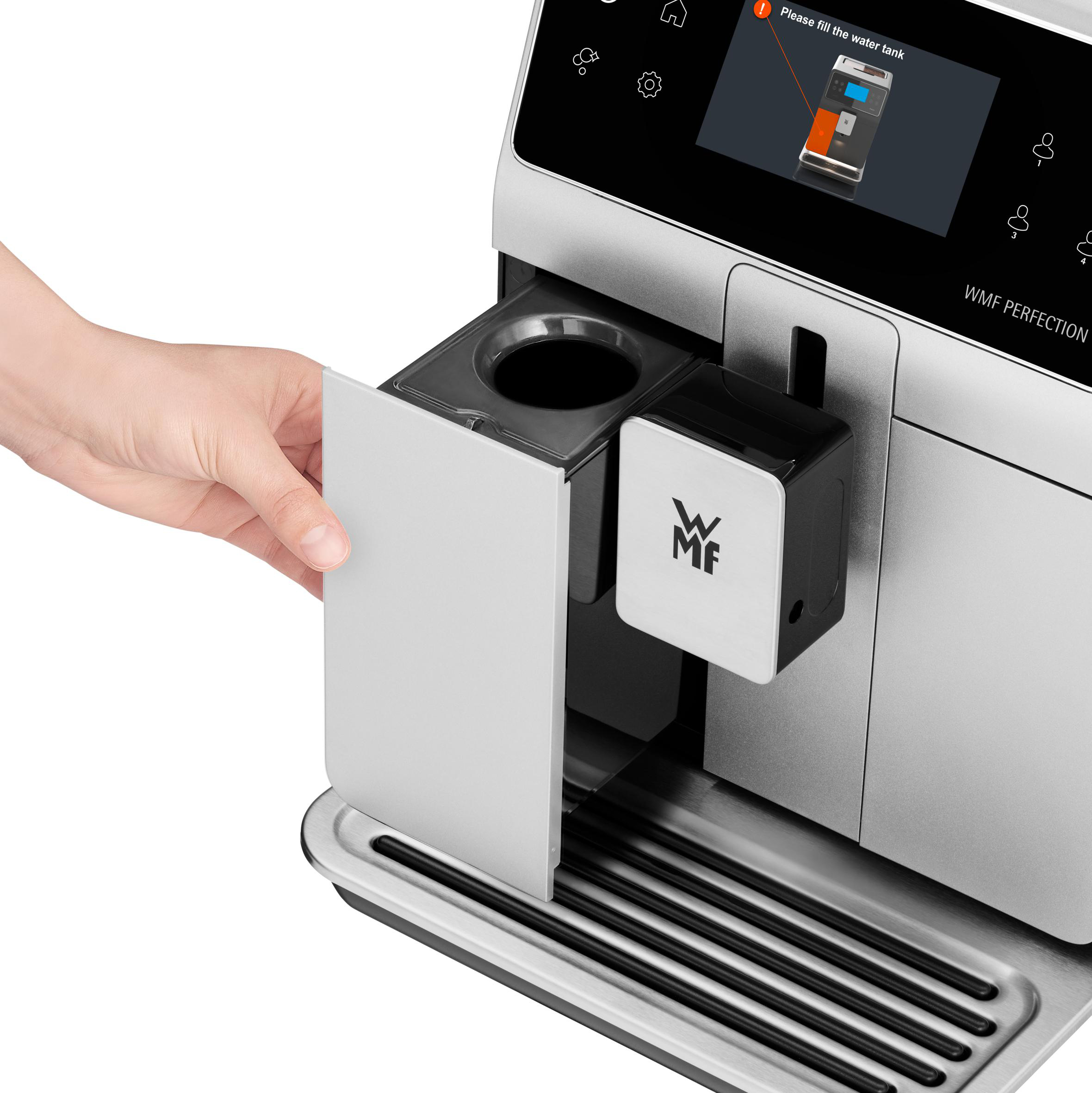 Nahaufnahme einer silbernen WMF-Kaffeemaschine mit einer Hand, die das Wasserreservoir öffnet.