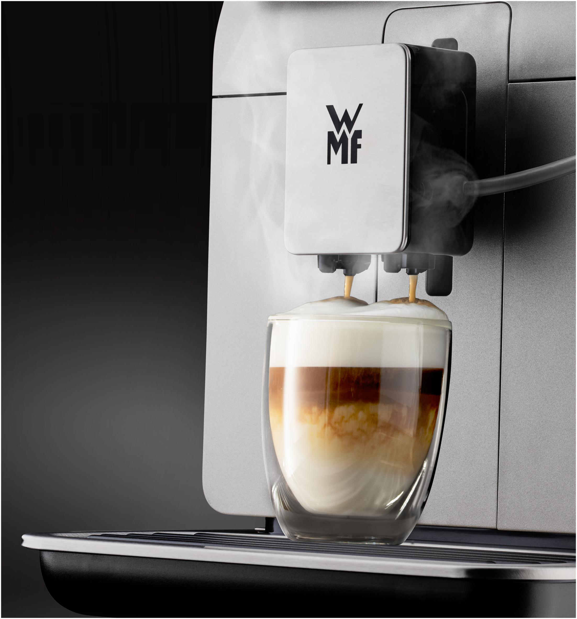 Kaffeemaschine, die Kaffee in ein Glas gießt.