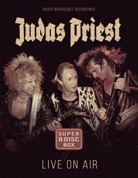 Judas Priest Albumcover. Drei Männer mit Gitarren auf der Bühne. Der Titel ist fett gedruckt.
