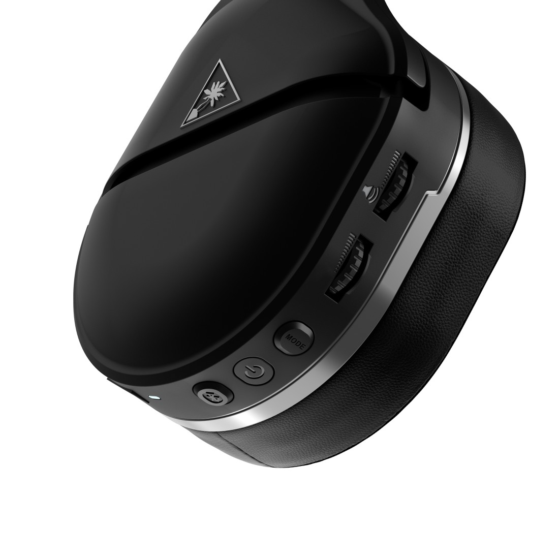 Nahaufnahme eines schwarzen Gaming-Headsets mit Tasten für Strom, Modus und Lautstärkeregelung.