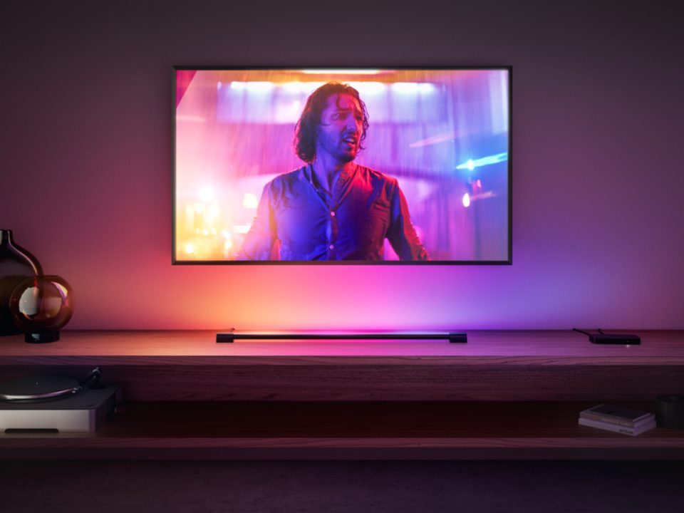 Renkli ışıklarla aydınlatılmış bir film sahnesi içeren TV ekranı.
