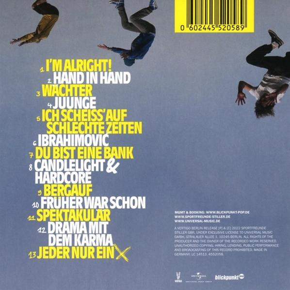CD-Cover mit einer Liste von Songs. Mehrere Personen sind im Hintergrund.