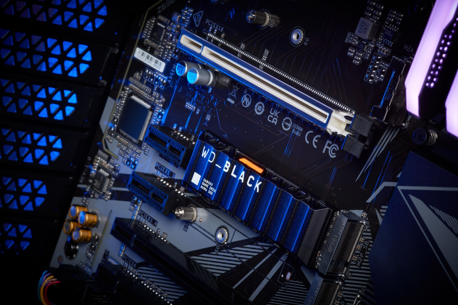 Ein Computer-Motherboard mit einer WD_BLACK SSD und blauer LED-Beleuchtung.