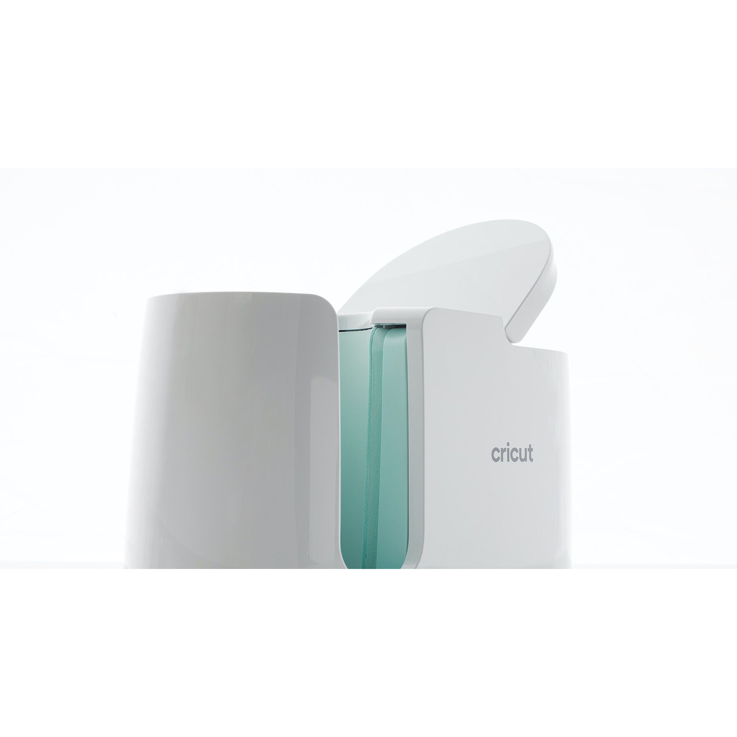 Macchina Cricut bianca, aperta. L'interno è verde acqua. Il logo Cricut è visibile.